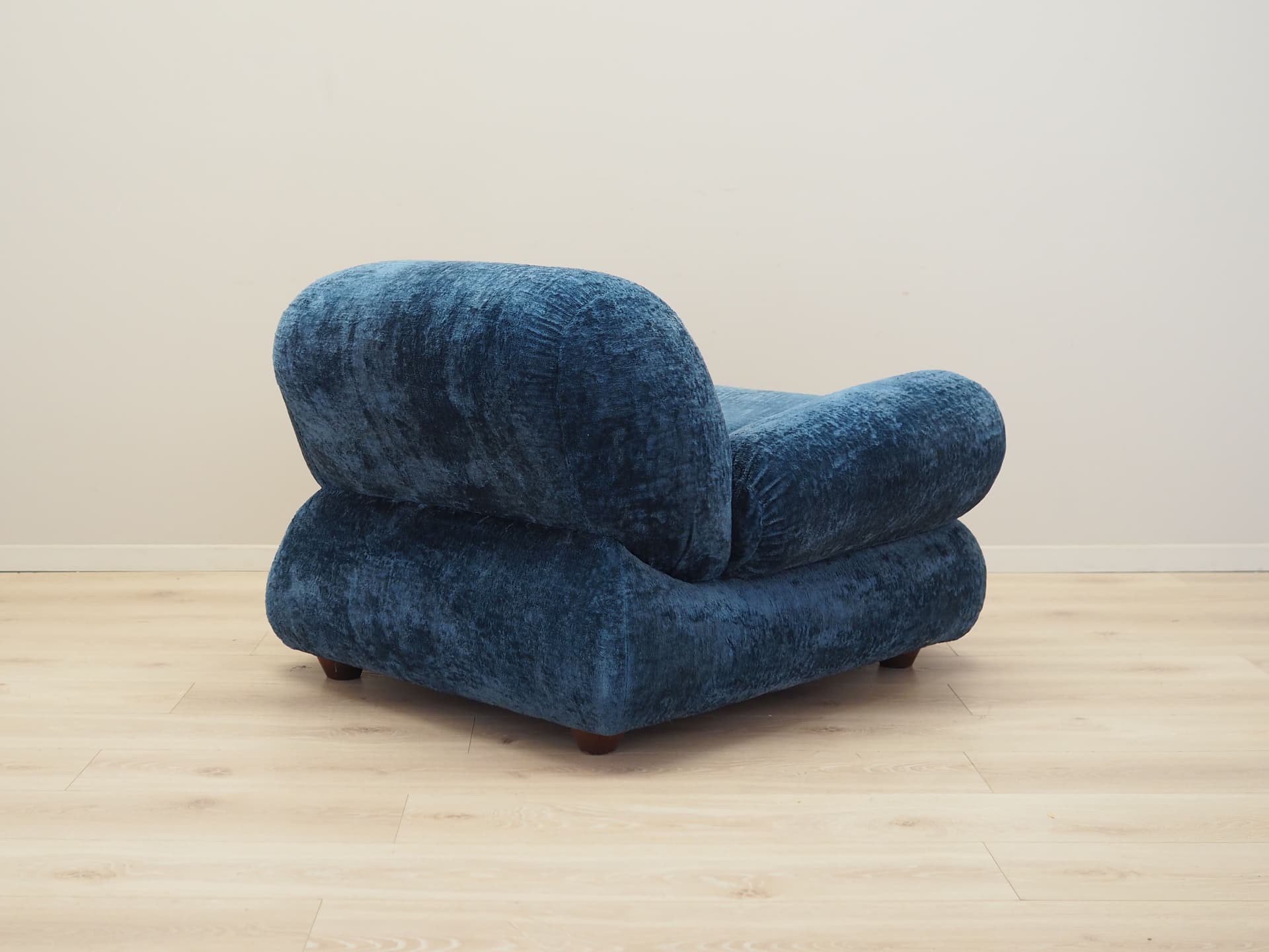 Armchair, blue velvet, Italy, 1970s. - 81111