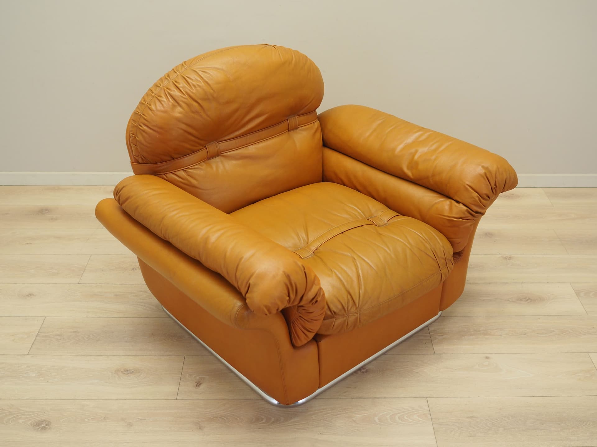 Armchair Space Age, orange natural leather, Italy, 1960s. - 81390