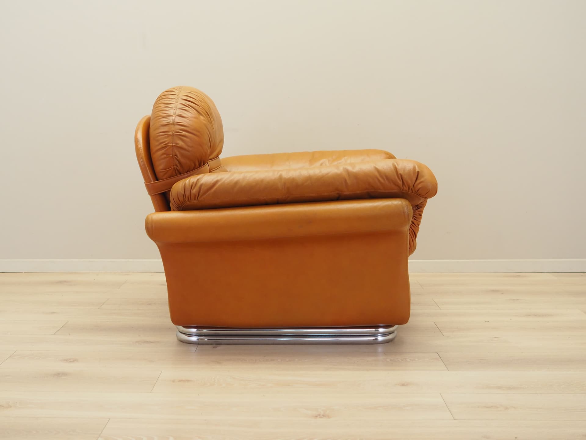 Armchair Space Age, orange natural leather, Italy, 1960s. - 81389