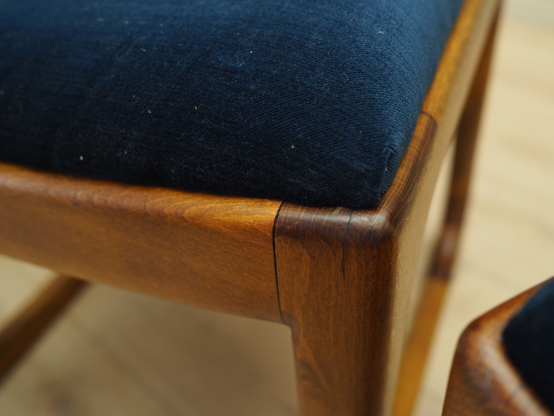 Komplet czterech krzeseł, velvet granatowy, buk, Dania, lata 50. - 81509