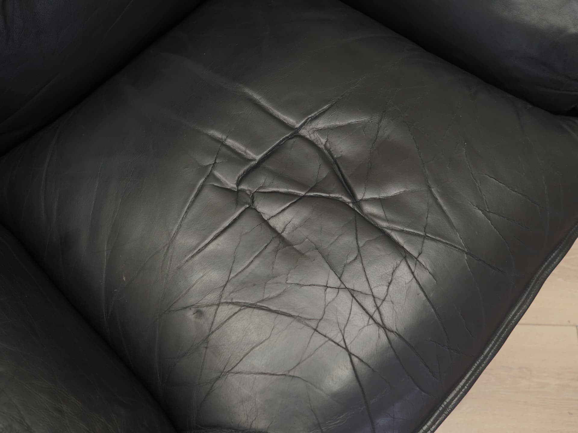 Fotel, czarny, skóra naturalna, Włochy, lata 60. - 82088