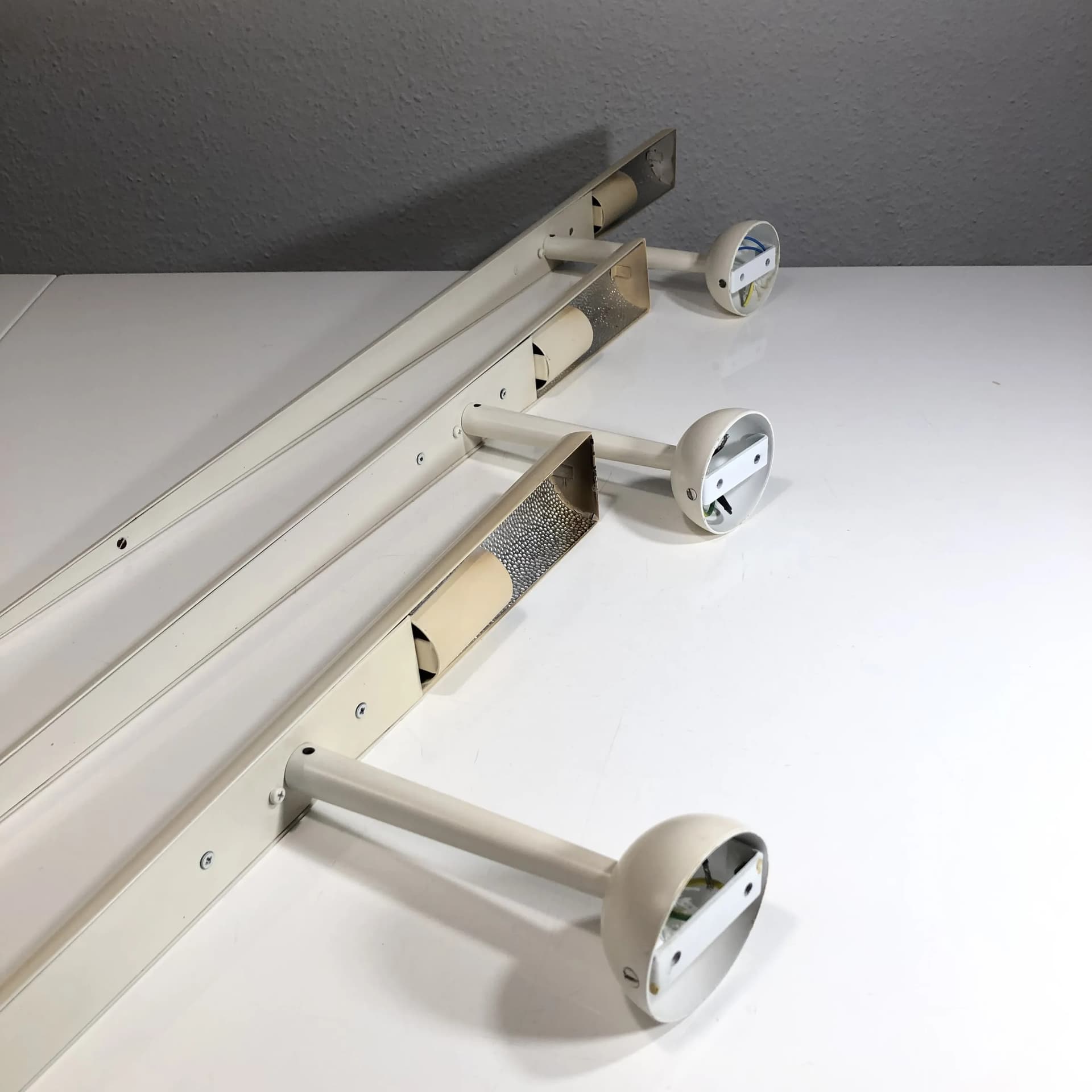 Komplet trzech kinkietów Trylon, ivory white, metal, proj. G. Derrain, Włochy, lata 80. - 82159