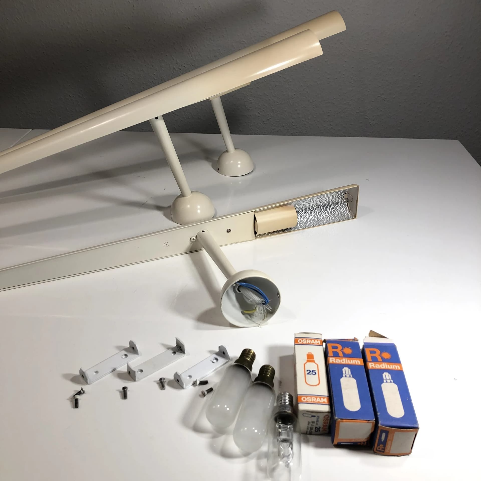 Komplet trzech kinkietów Trylon, ivory white, metal, proj. G. Derrain, Włochy, lata 80. - 82160