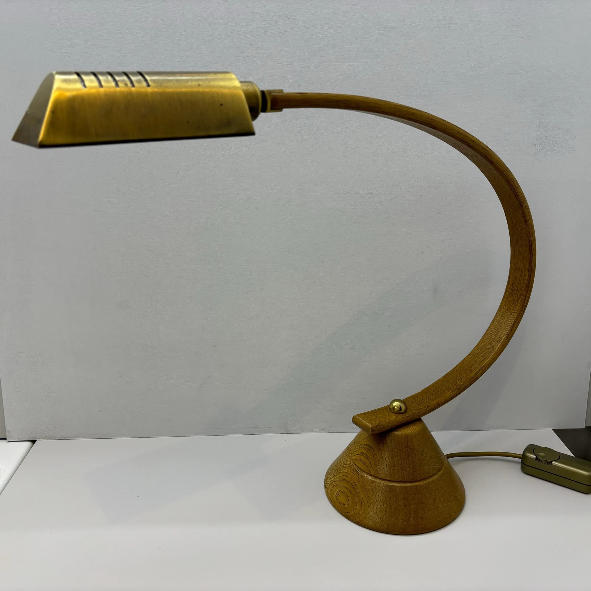 Lampa biurkowa, dąb brązowy jasny, mosiądz, Niemcy, lata 80. - 82211
