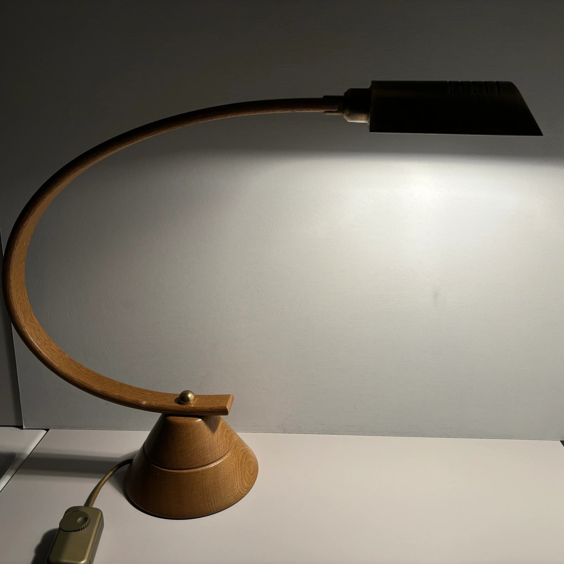 Lampa biurkowa, dąb brązowy jasny, mosiądz, Niemcy, lata 80. - 82213