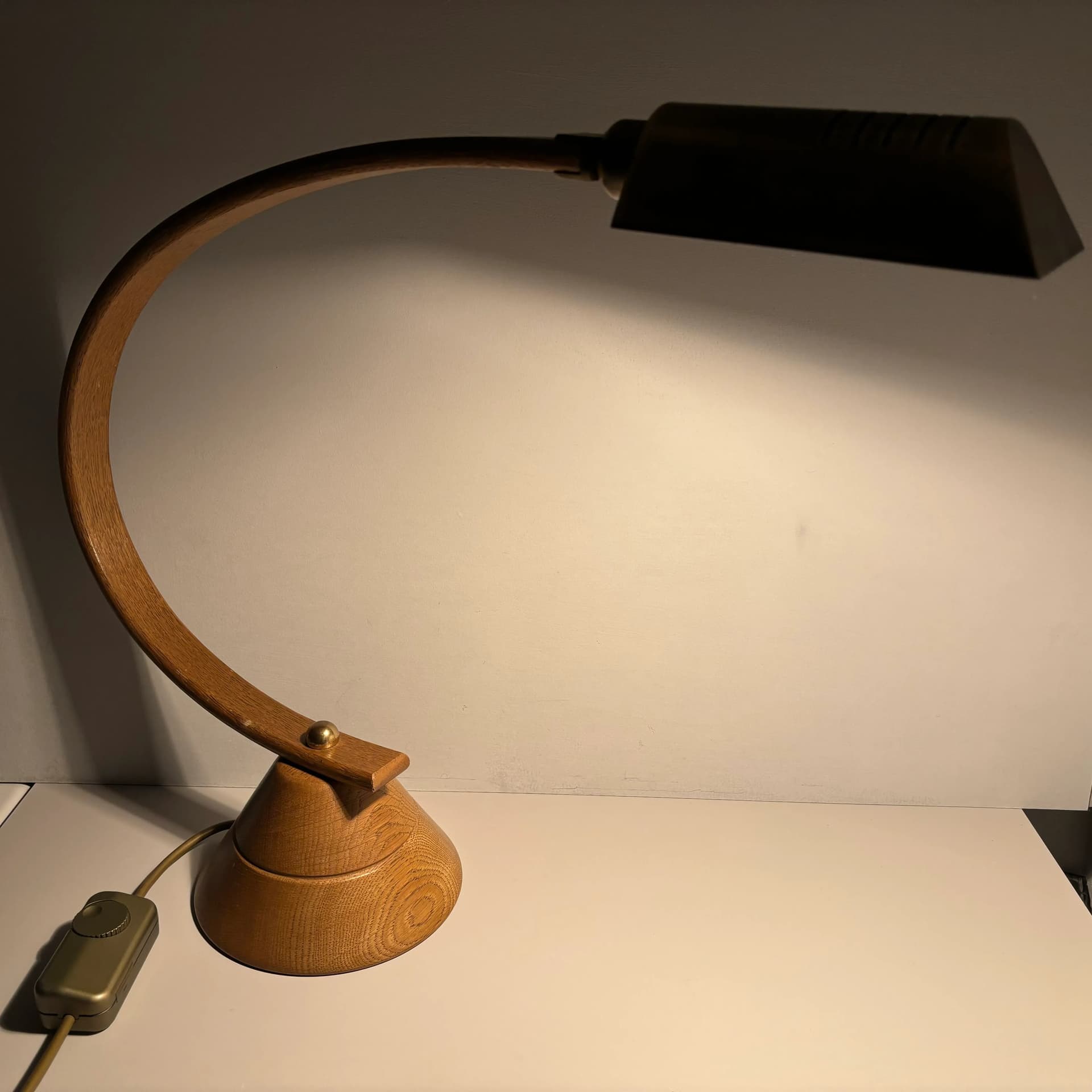 Lampa biurkowa, dąb brązowy jasny, mosiądz, Niemcy, lata 80. - 82210