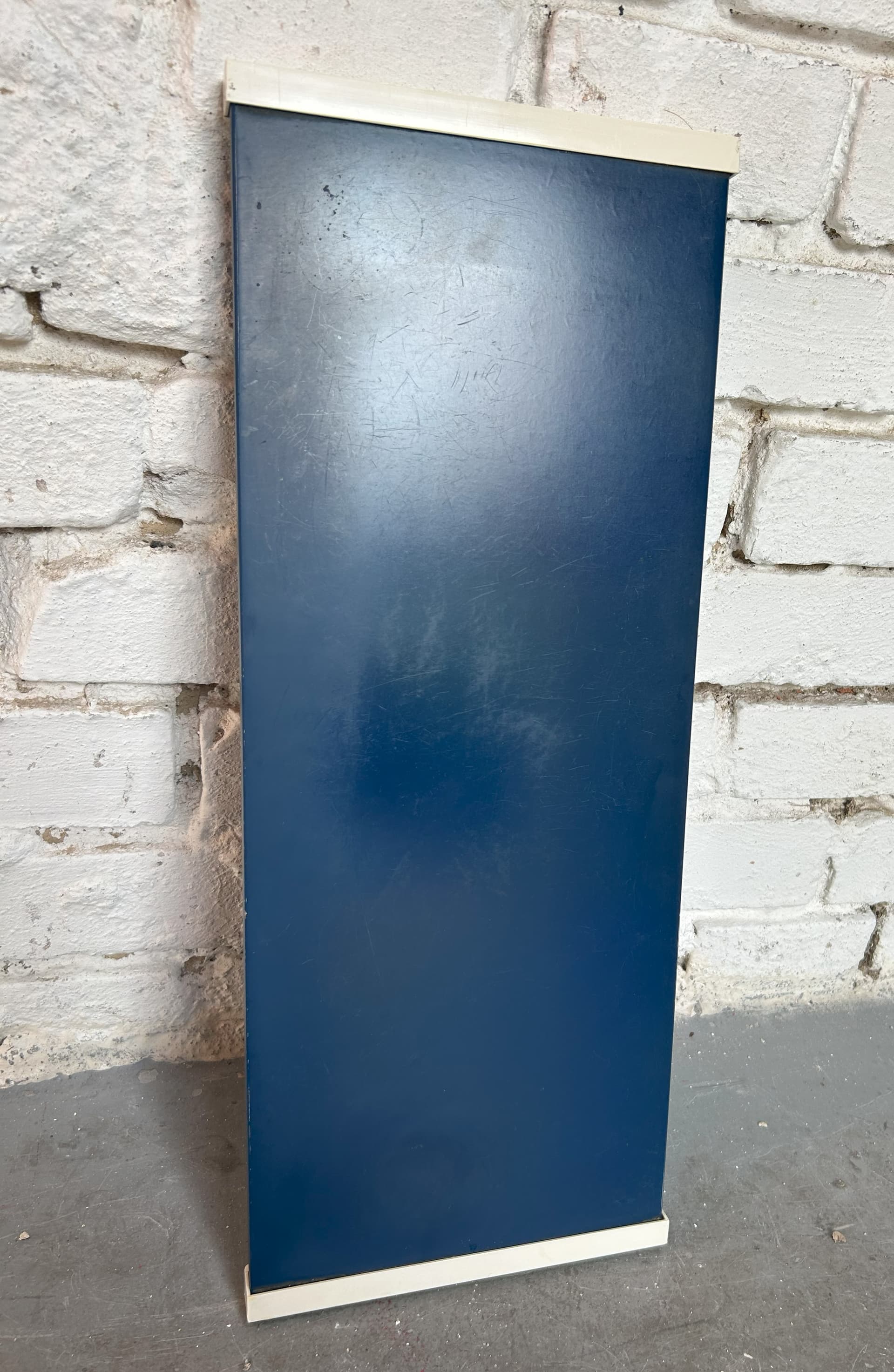 Półka ścienna, niebieski, drewno, wsporniki plastik biały, Schuberth-Werk Braunschweig, Niemcy, lata 70. - 6522