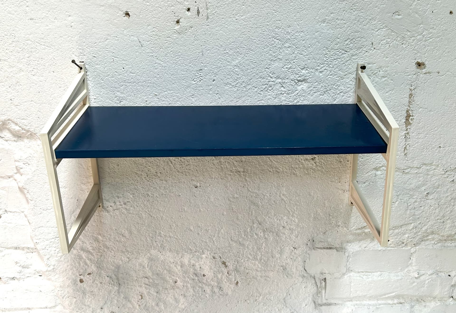 Półka ścienna, niebieski, drewno, wsporniki plastik biały, Schuberth-Werk Braunschweig, Niemcy, lata 70. - 6521