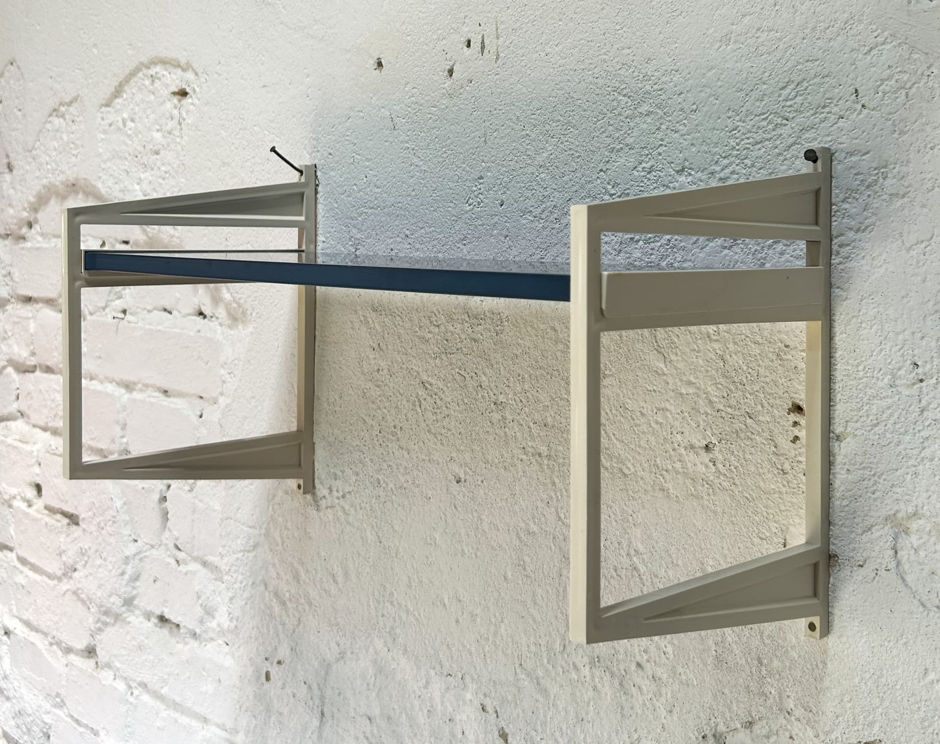 Półka ścienna, niebieski, drewno, wsporniki plastik biały, Schuberth-Werk Braunschweig, Niemcy, lata 70. - 6518