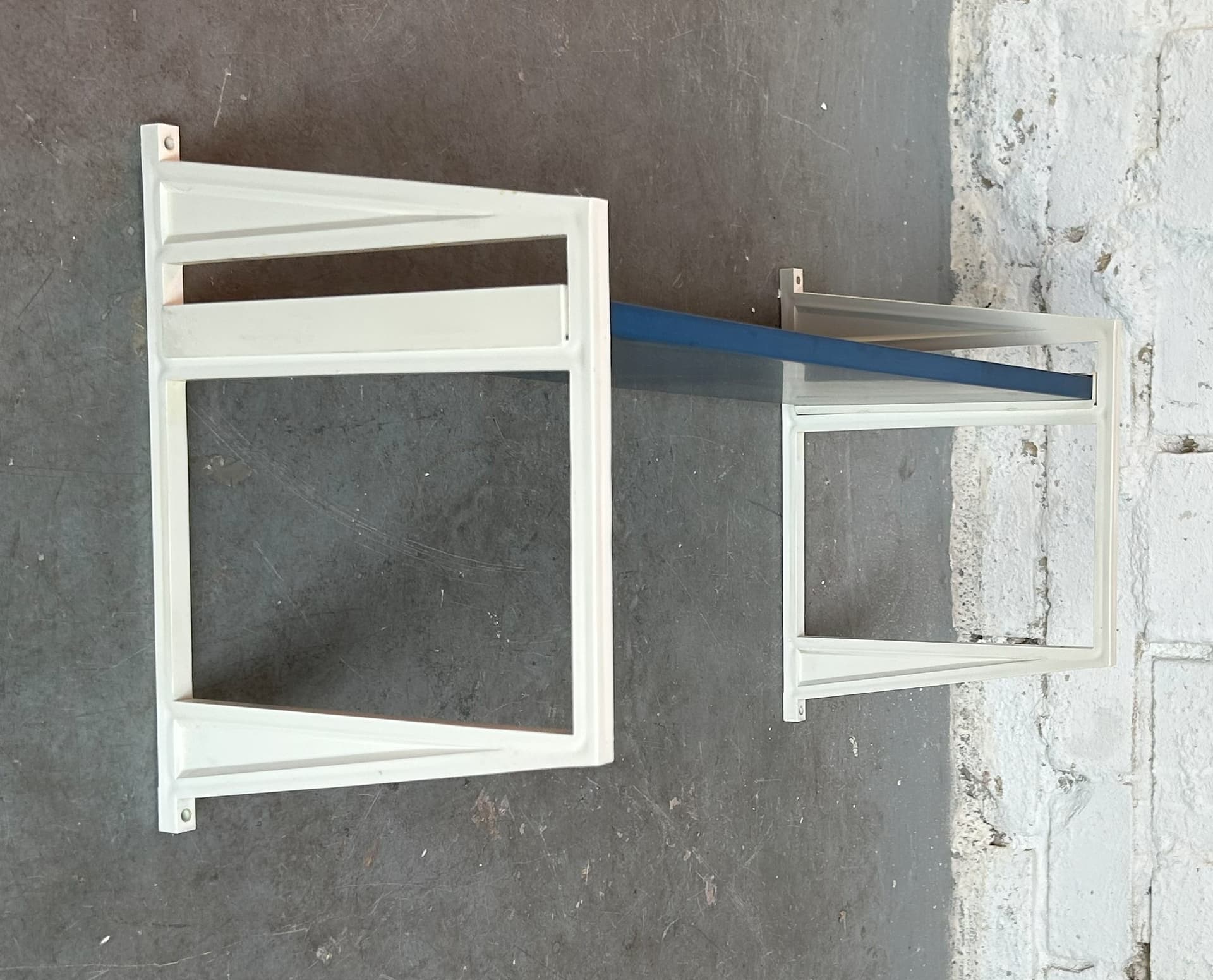 Półka ścienna, niebieski, drewno, wsporniki plastik biały, Schuberth-Werk Braunschweig, Niemcy, lata 70. - 6512