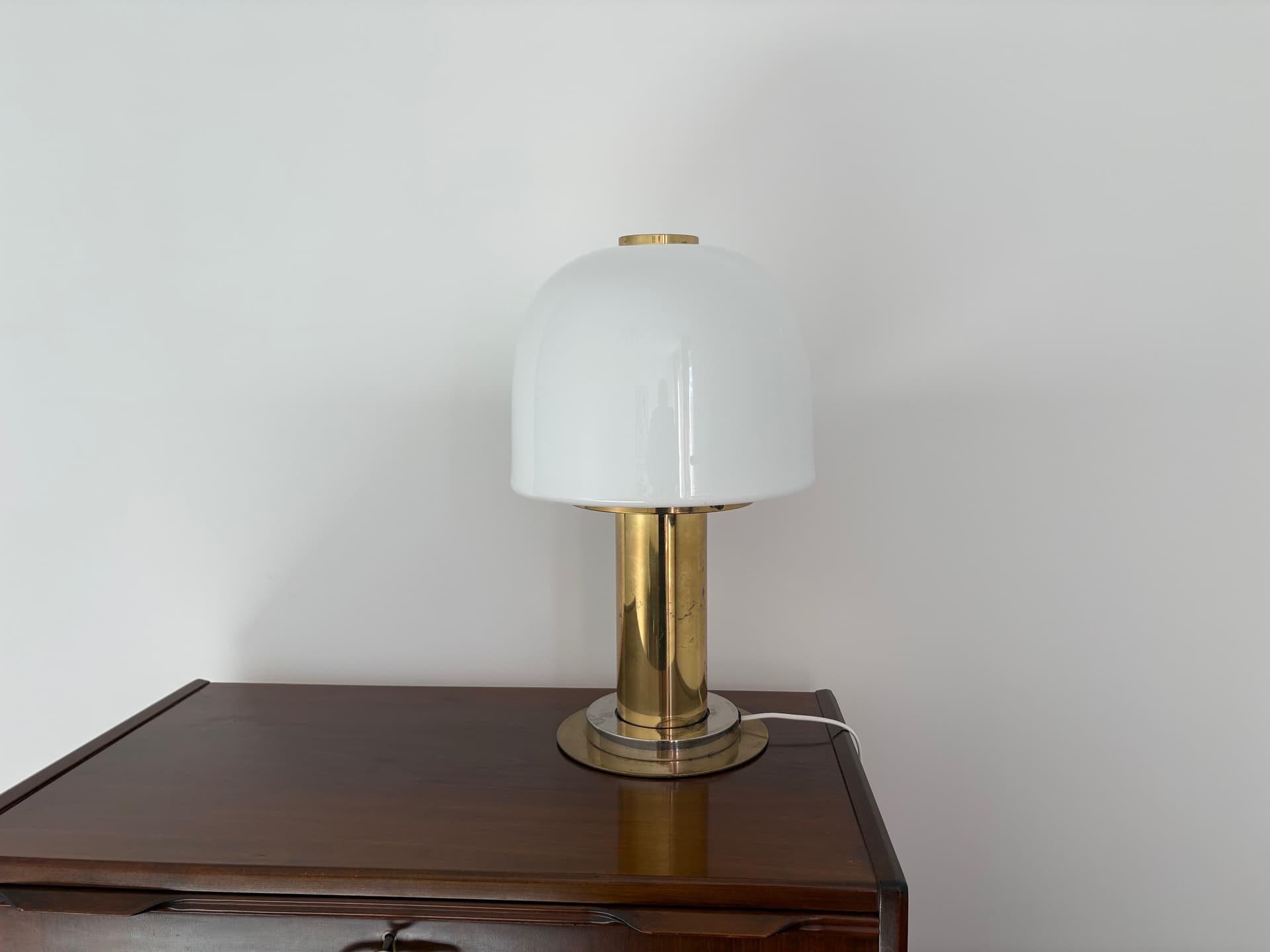 Lampa stołowa, szkło opalowe białe, mosiądz, Limburg, Niemcy, lata 70. - 82360