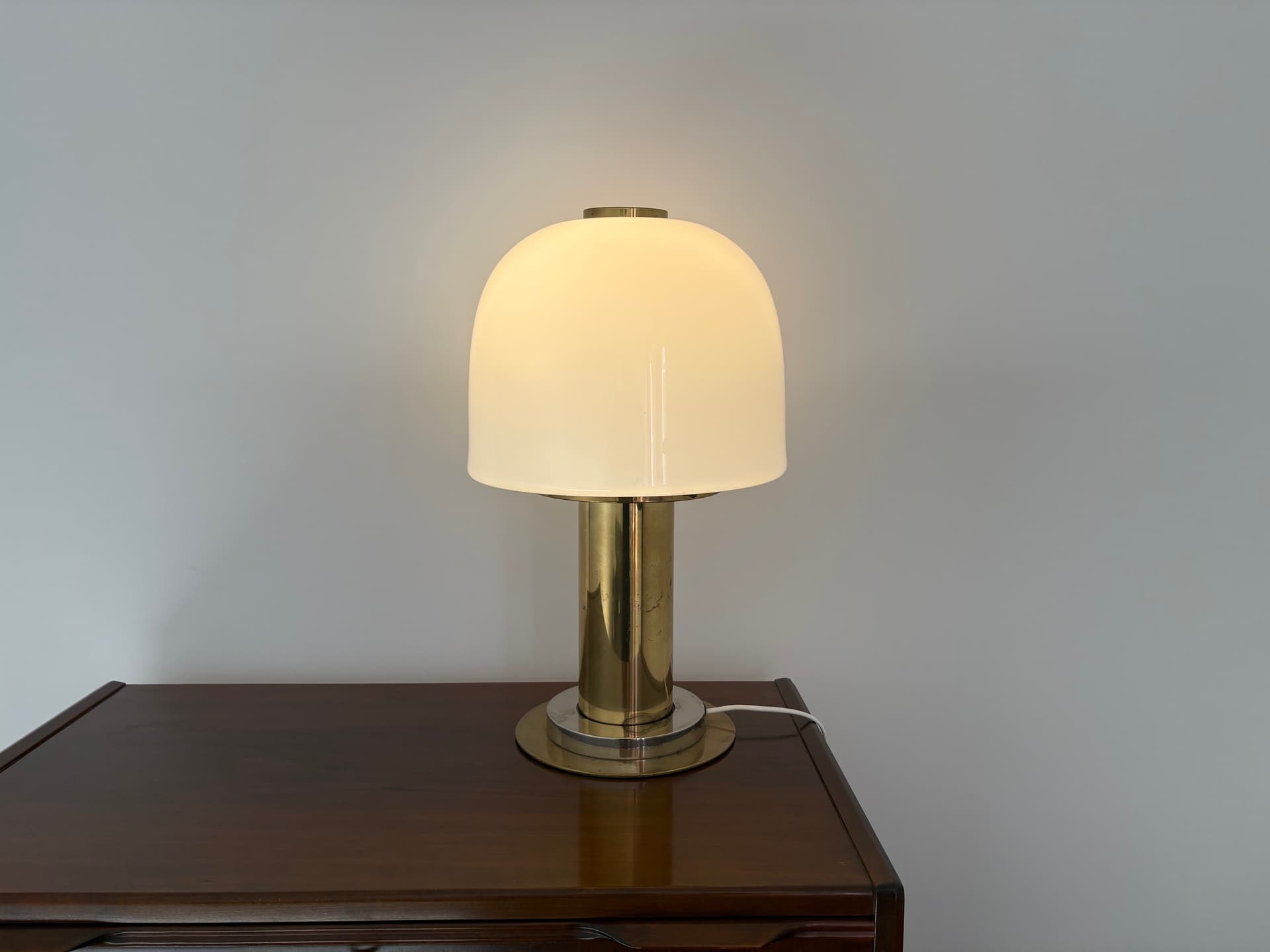 Lampa stołowa, szkło opalowe białe, mosiądz, Limburg, Niemcy, lata 70. - 82361