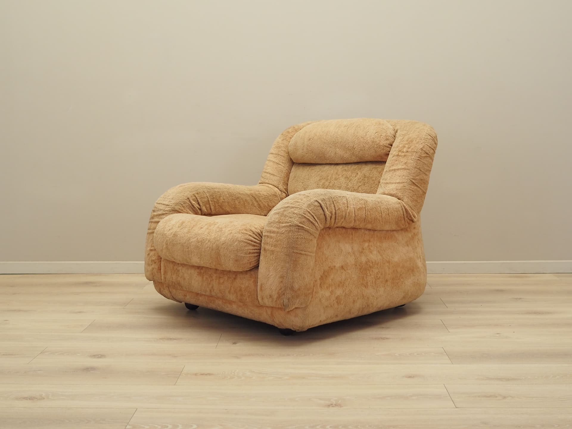 Armchair, beige velvet, Italy, 1960s. - 82400