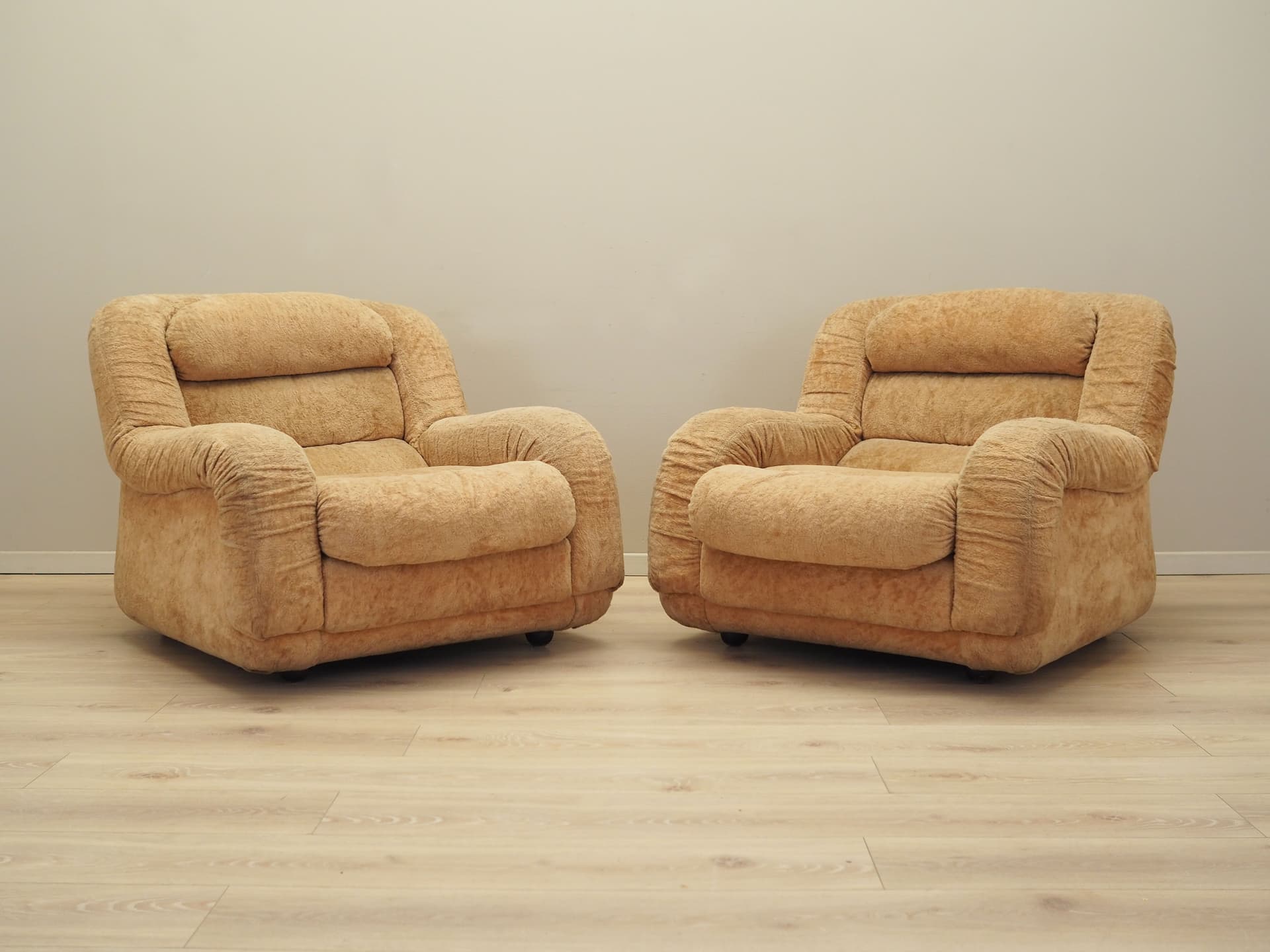 Armchair, beige velvet, Italy, 1960s. - 82411