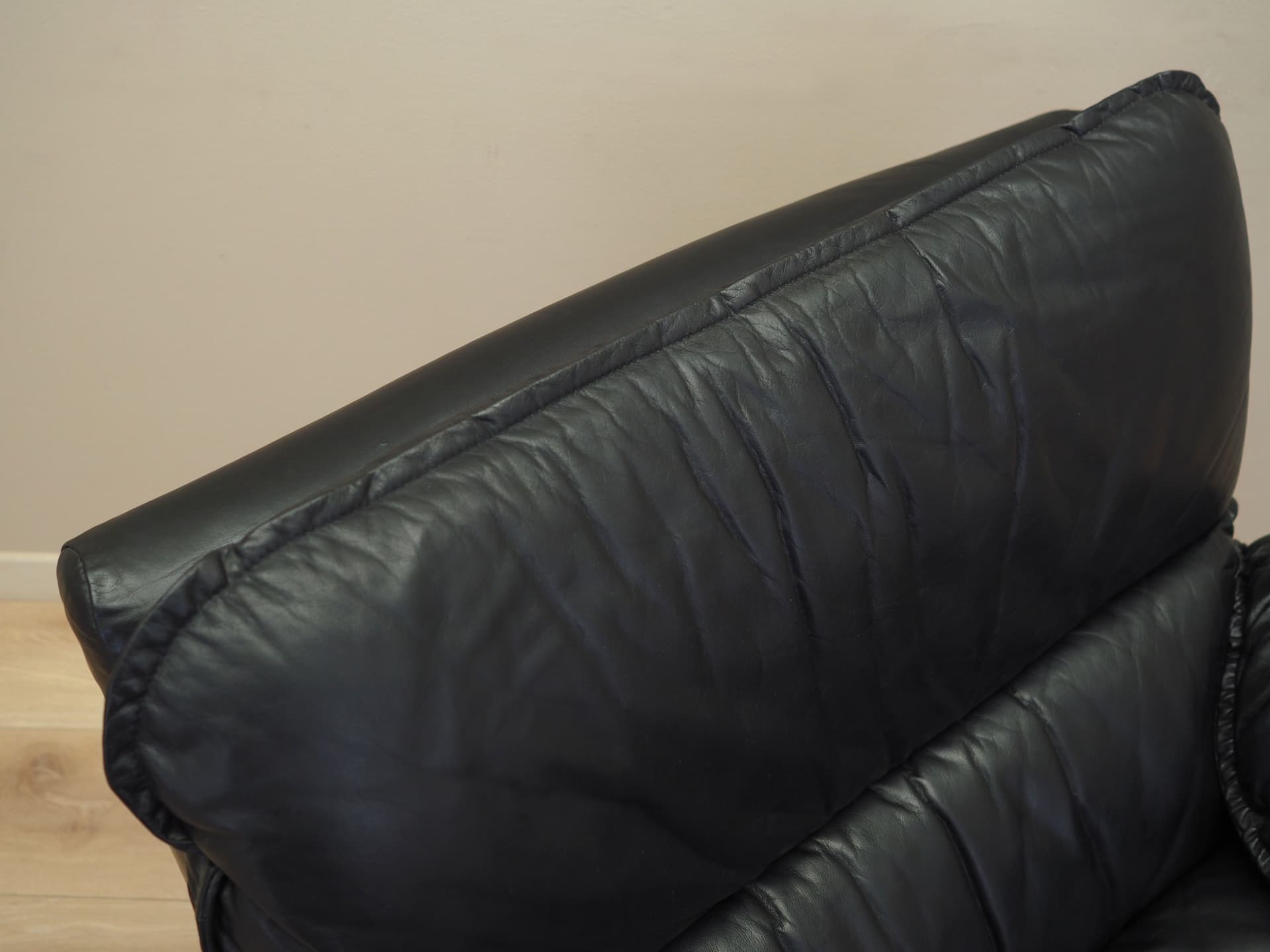 Lounge chair, black leather, Italy, 1970s. - 82430