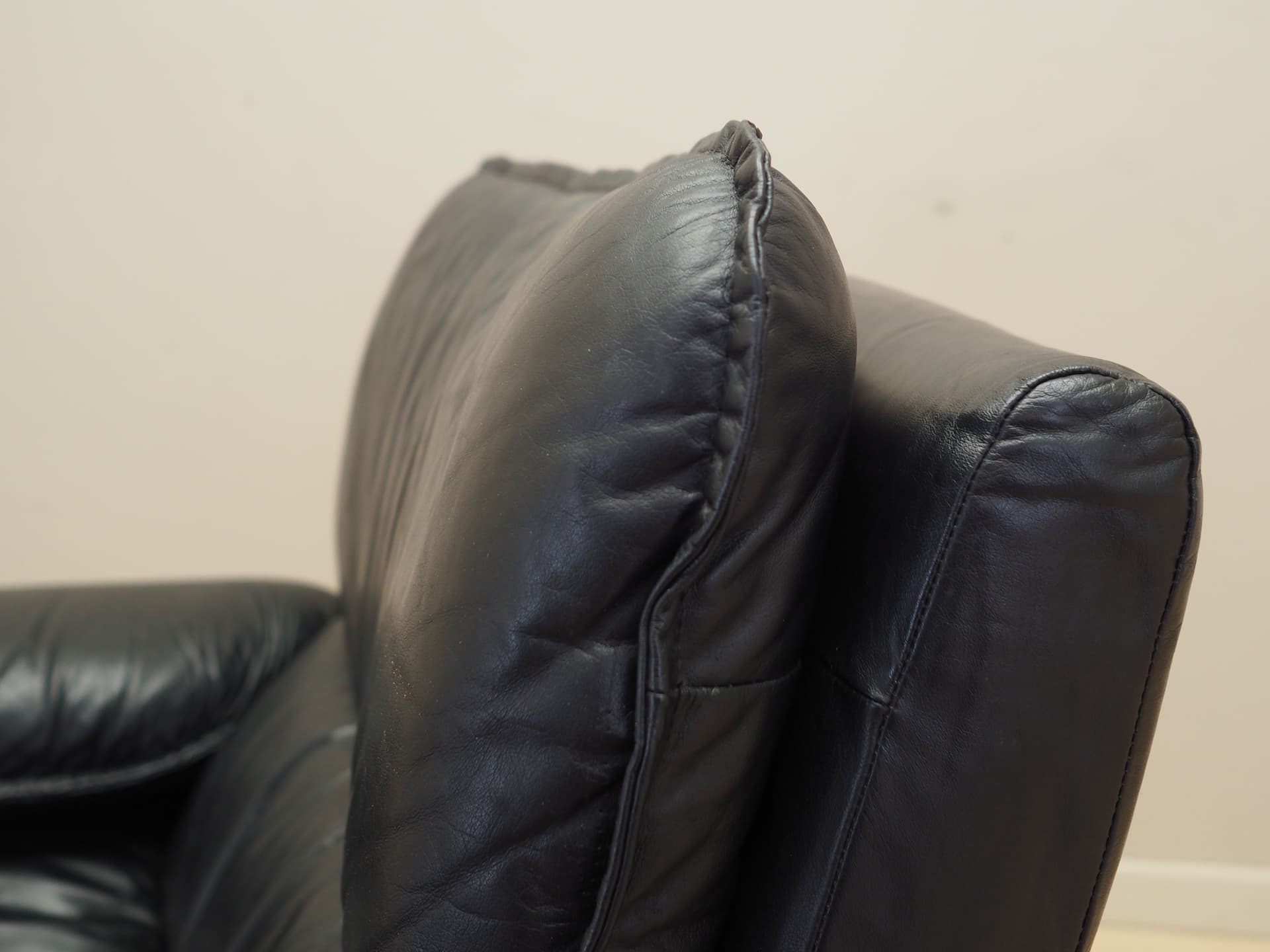 Lounge chair, black leather, Italy, 1970s. - 82436