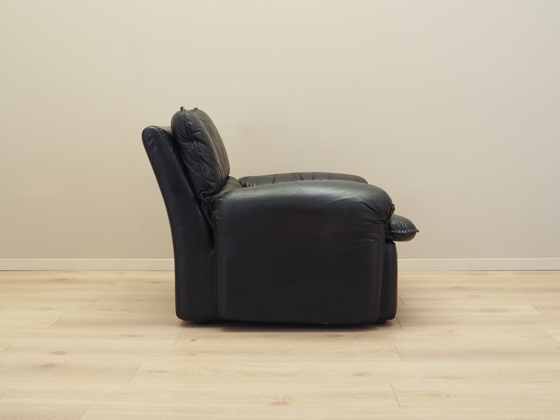 Lounge chair, black leather, Italy, 1970s. - 82428