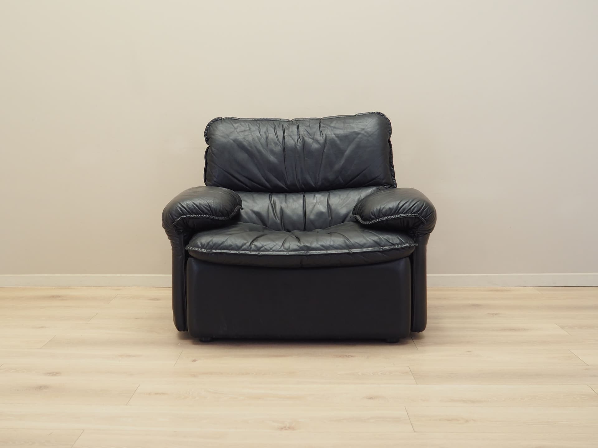 Lounge chair, black leather, Italy, 1970s. - 82425