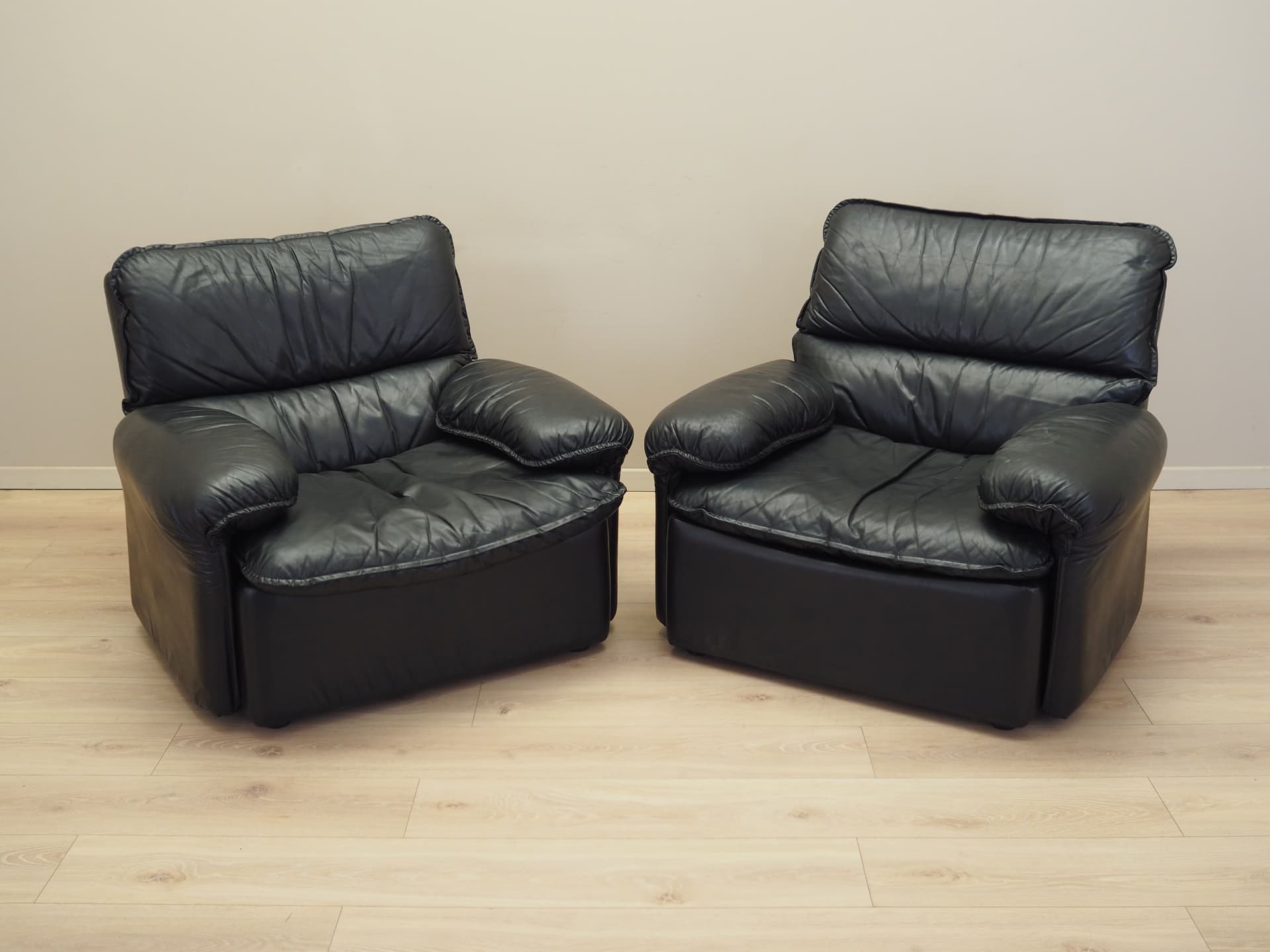 Lounge chair, black leather, Italy, 1970s. - 82438
