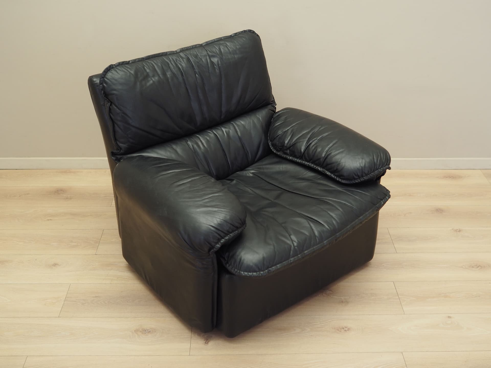 Lounge chair, black leather, Italy, 1970s. - 82429