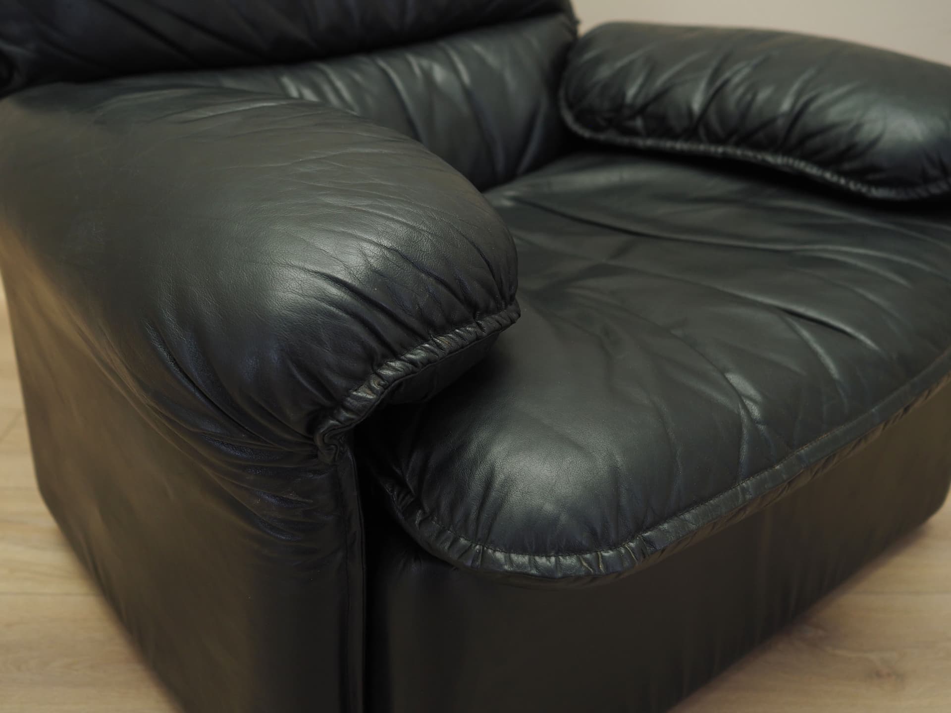 Lounge chair, black leather, Italy, 1970s. - 82431
