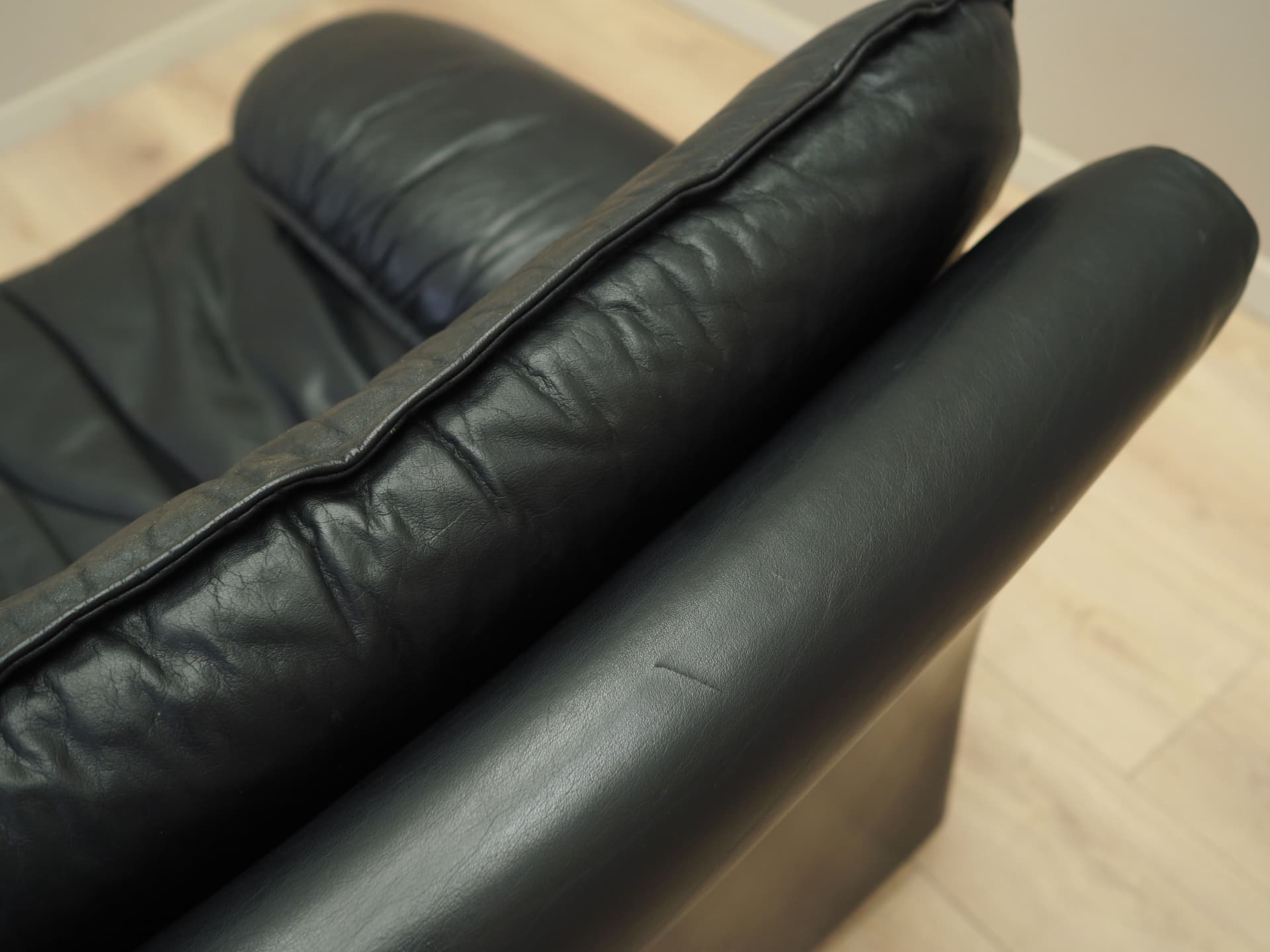 Lounge chair, black leather, Italy, 1970s. - 82437