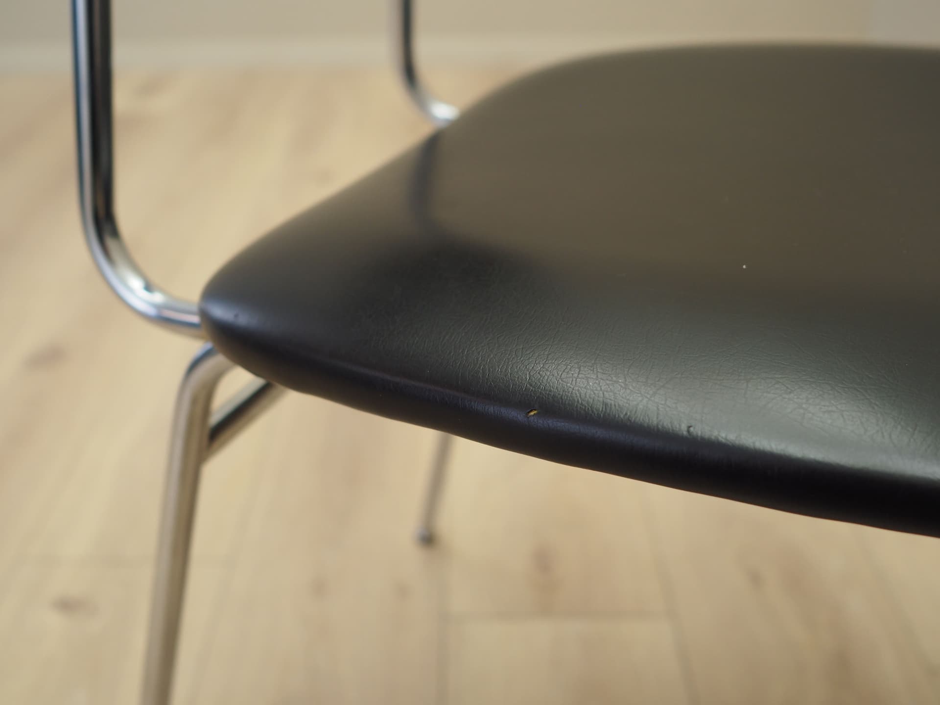 Krzesło, czarny, ekoskóra, metal chromowany, Włochy, lata 70. - 82884