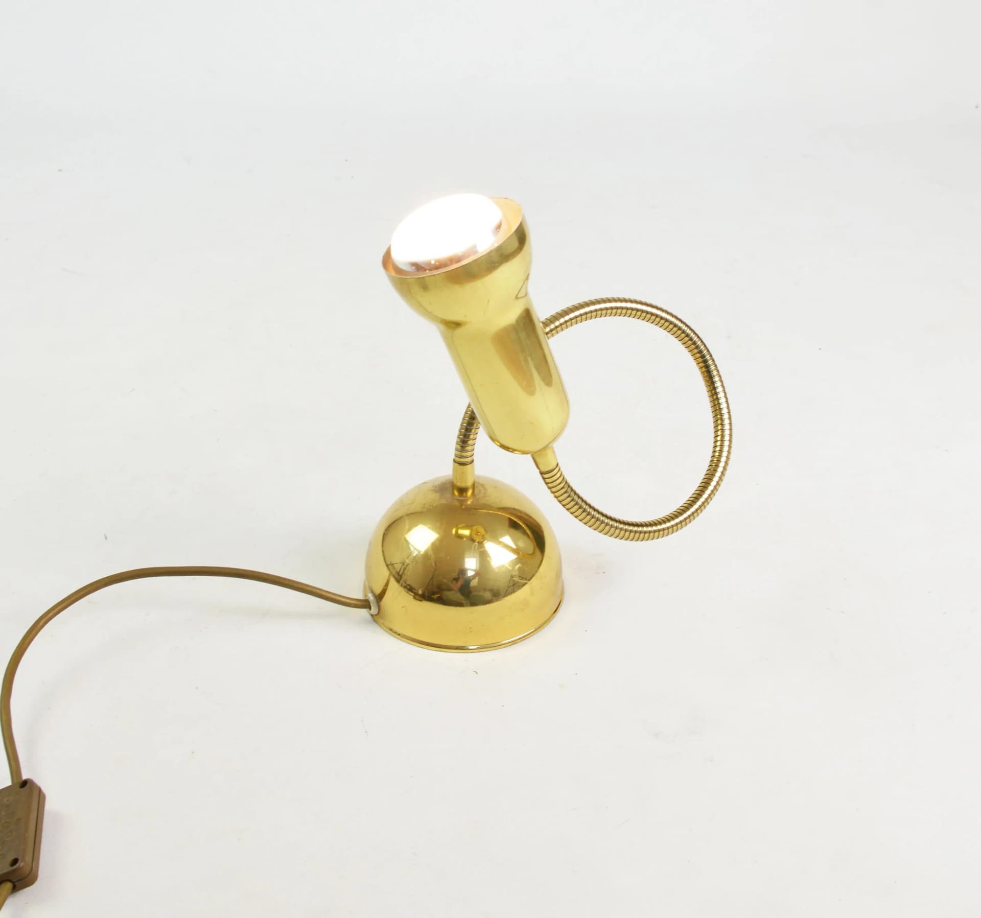 Złota, metalowa lampa biurkowa w stylu modernistycznym, Polska, lata 70. - 82986