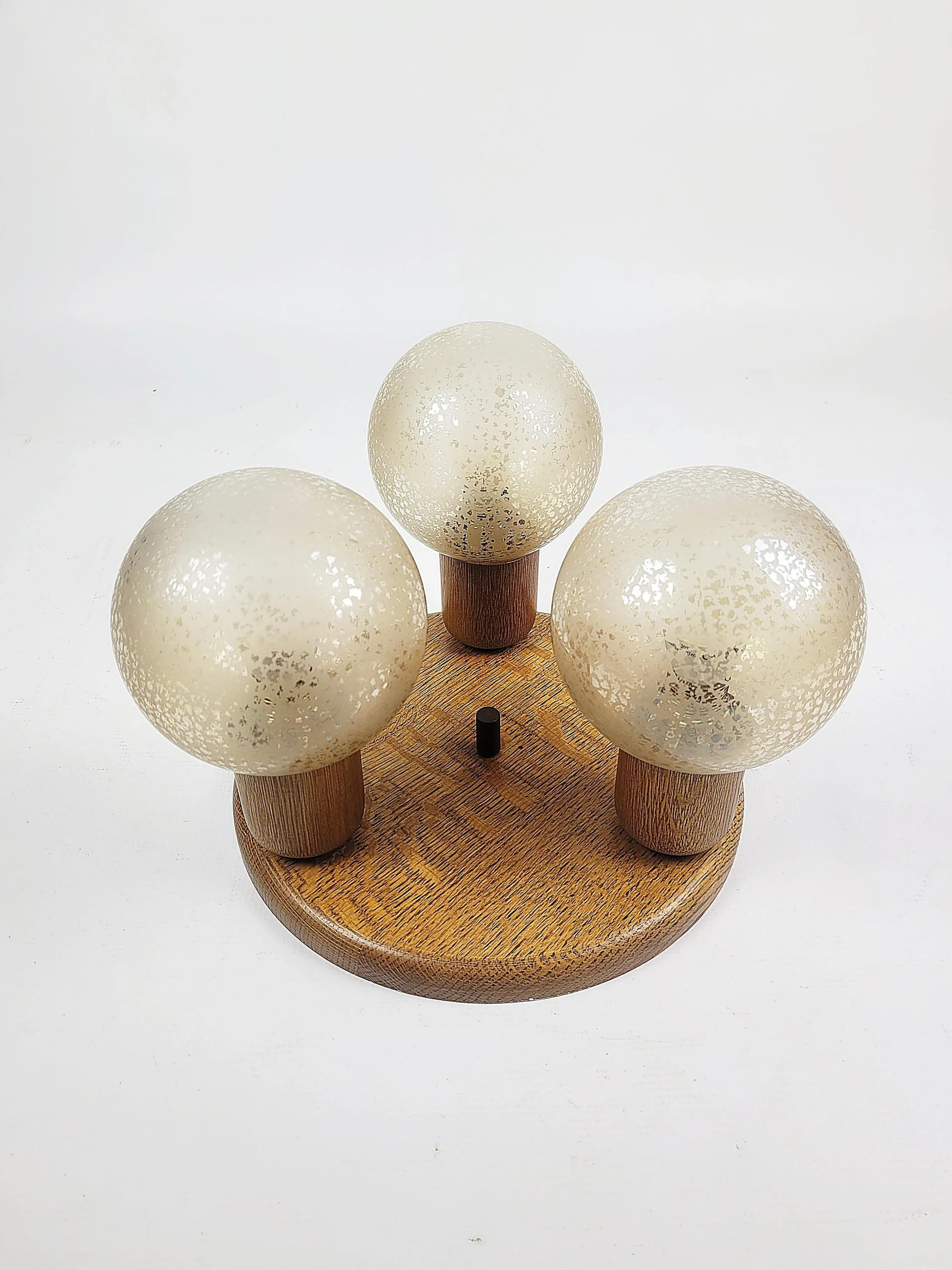 Orzechowa lampa sufitowa z kulistymi kloszami, Polska, lata 70. - 83031