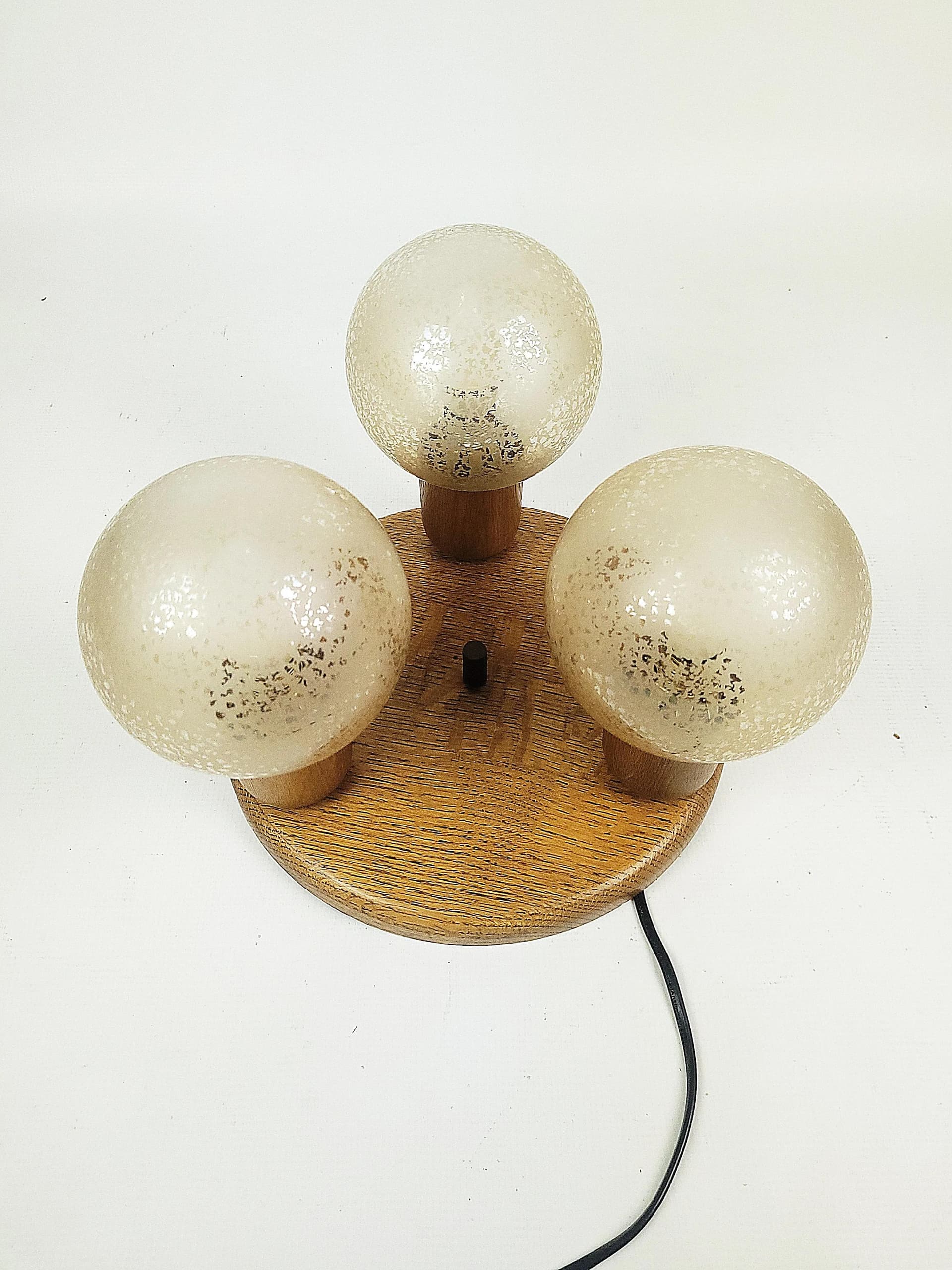 Orzechowa lampa sufitowa z kulistymi kloszami, Polska, lata 70. - 83024