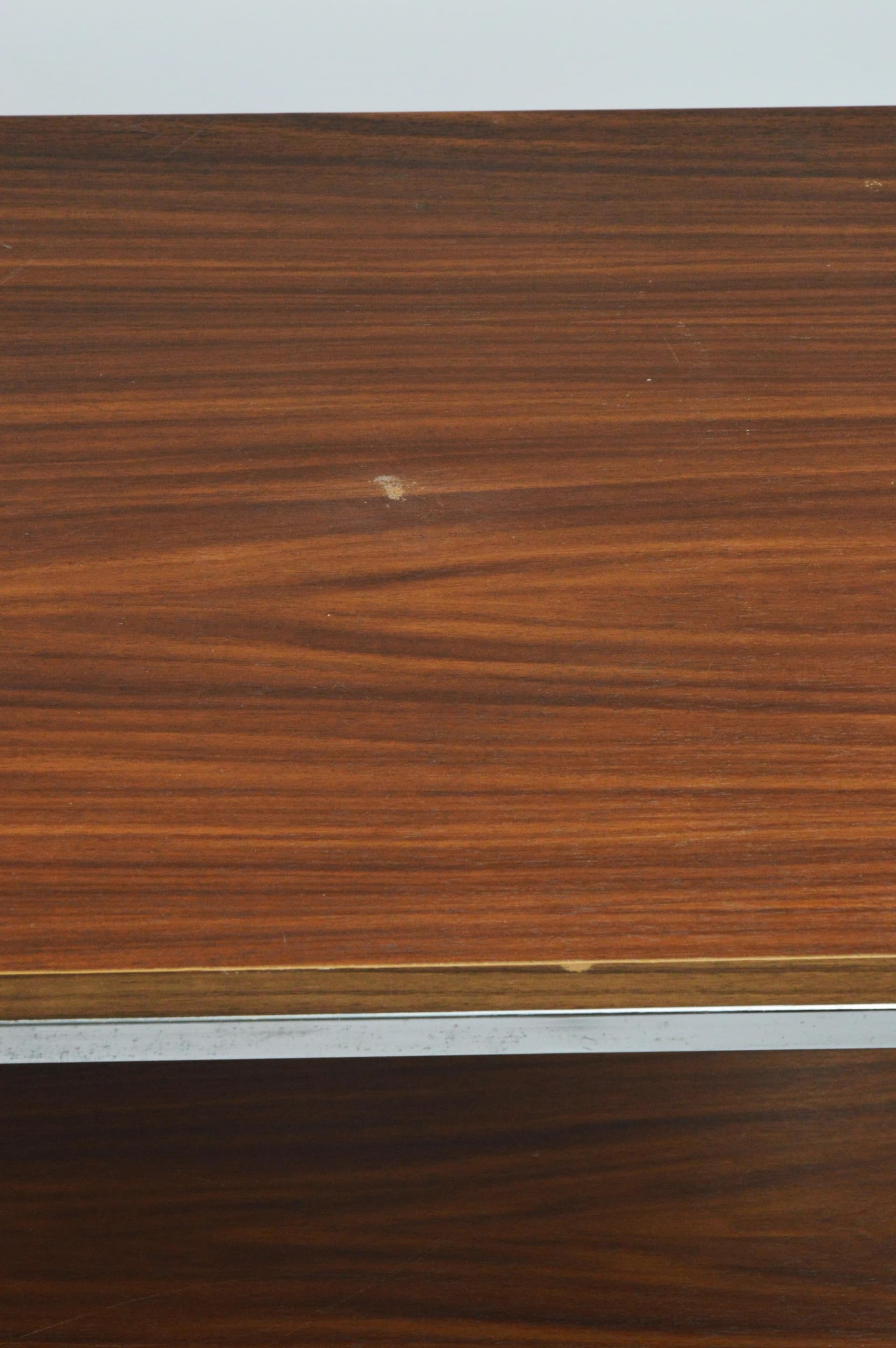 Orzechowo-chromowany mobilny stolik boczny, modernistyczny, Polska, lata 70. - 87207