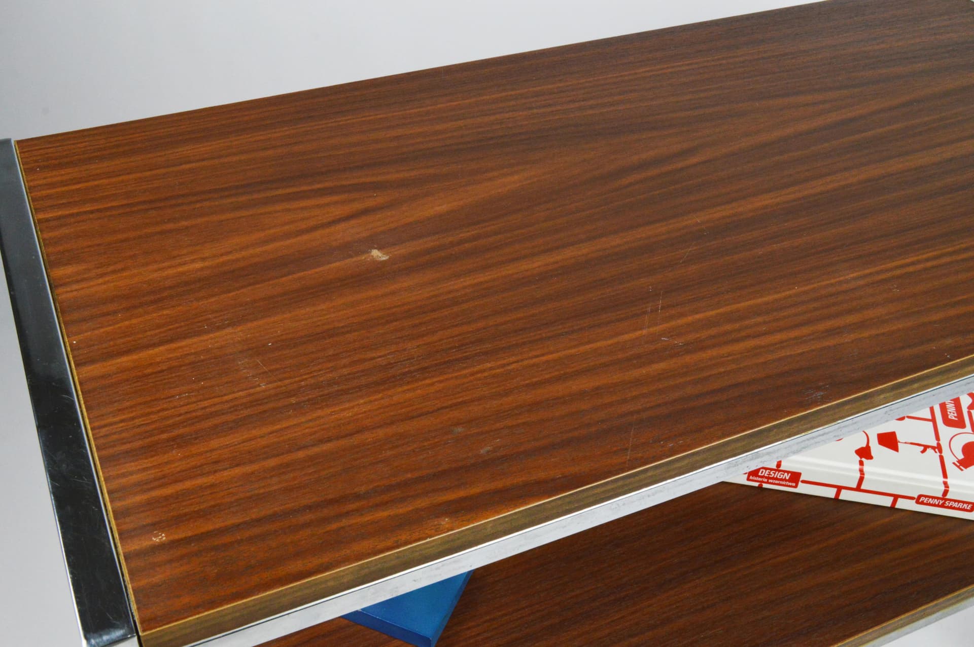 Orzechowo-chromowany mobilny stolik boczny, modernistyczny, Polska, lata 70. - 87212