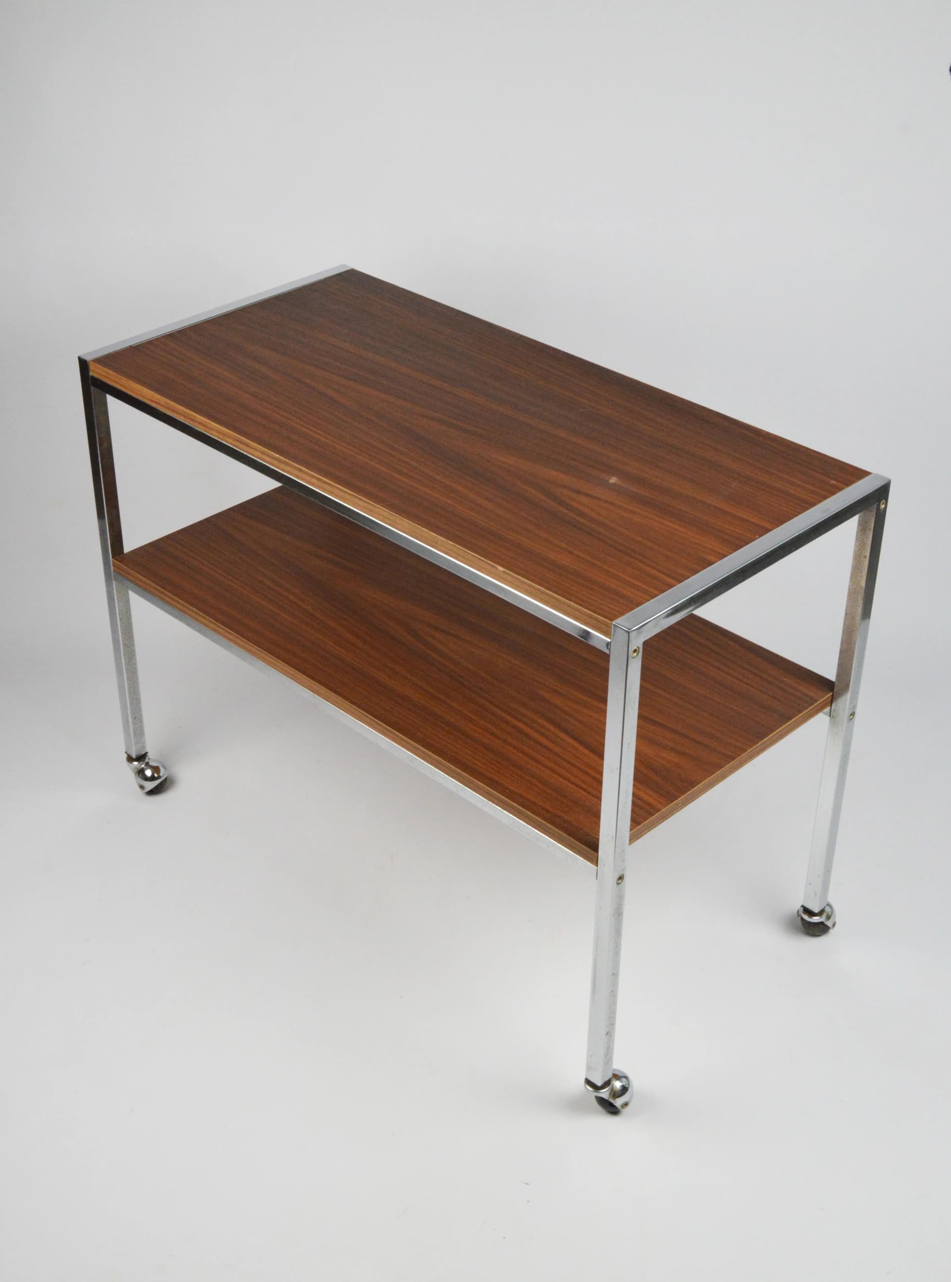 Orzechowo-chromowany mobilny stolik boczny, modernistyczny, Polska, lata 70. - 87209