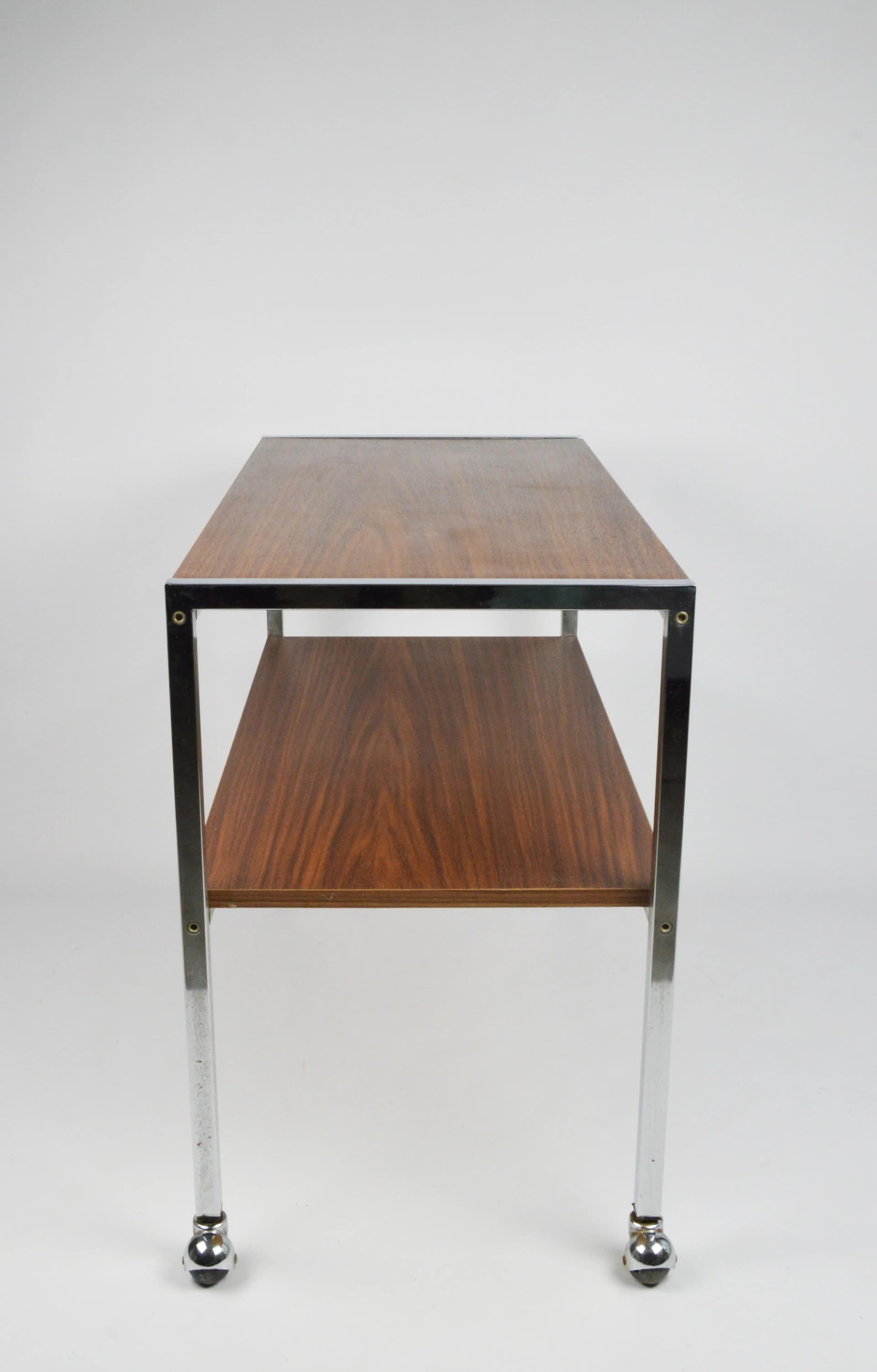 Orzechowo-chromowany mobilny stolik boczny, modernistyczny, Polska, lata 70. - 87210