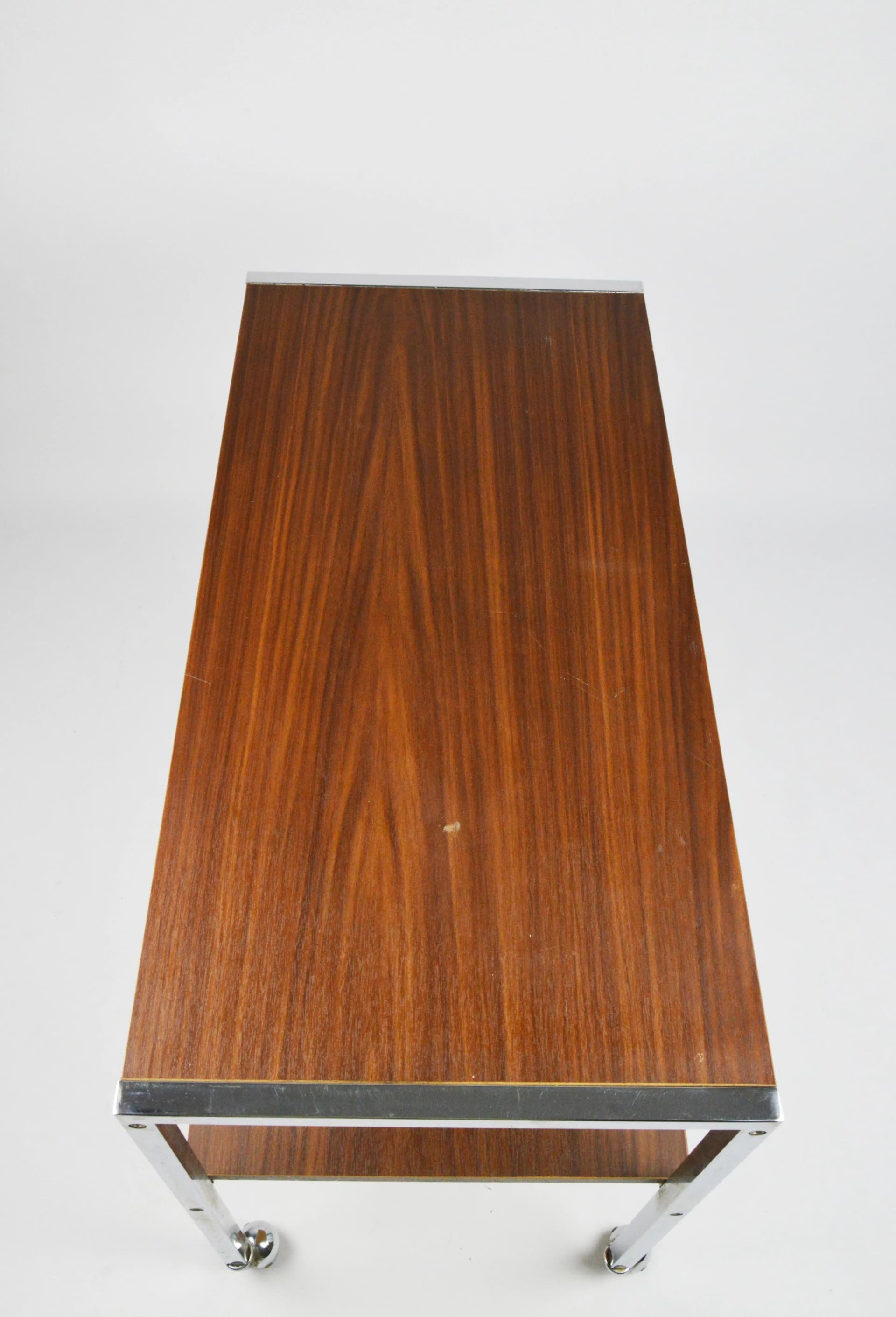 Orzechowo-chromowany mobilny stolik boczny, modernistyczny, Polska, lata 70. - 87211