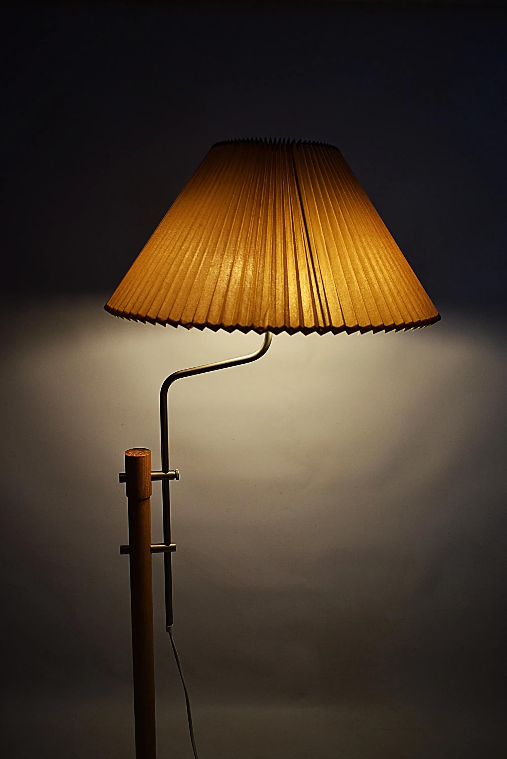 Lampa podłogowa, brązowy klosz, sosna, tworzywo, Polska, lata 70. - 87174