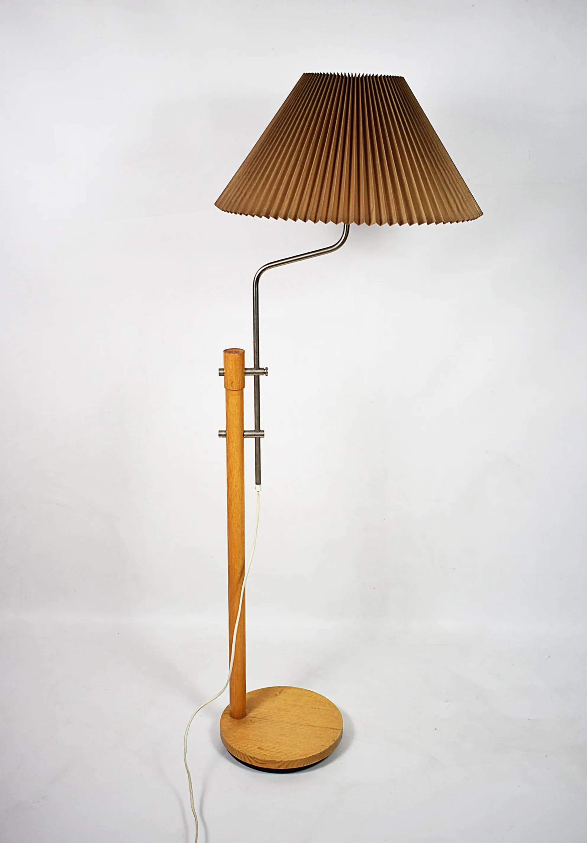 Lampa podłogowa, brązowy klosz, sosna, tworzywo, Polska, lata 70. - 87167