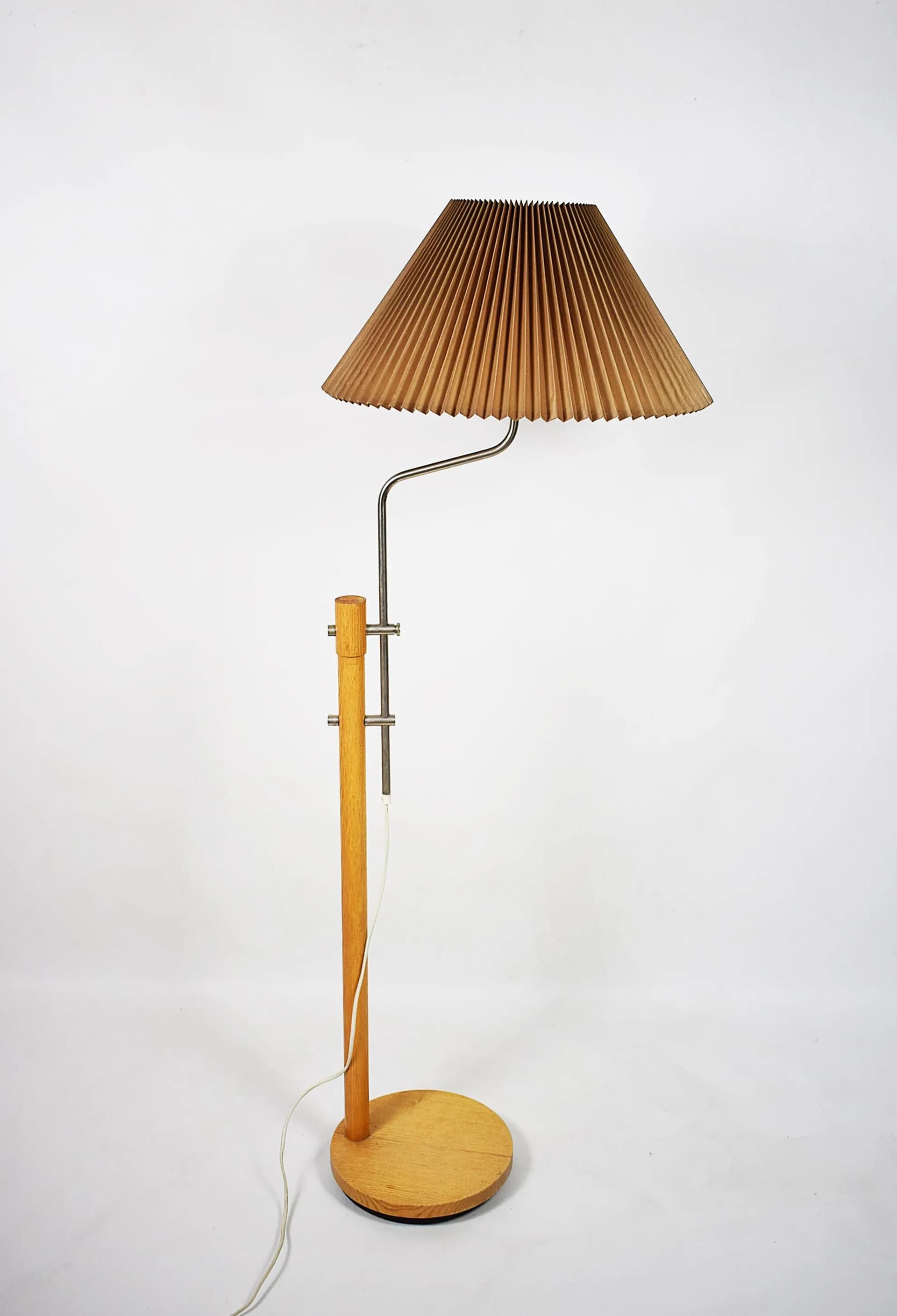 Lampa podłogowa, brązowy klosz, sosna, tworzywo, Polska, lata 70. - 87166