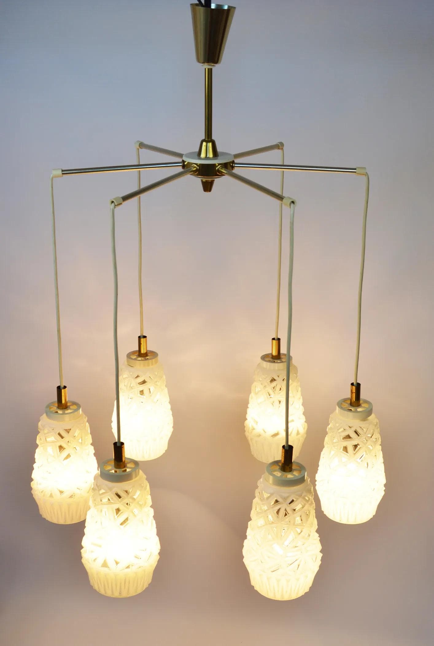 Lampa kaskadowa, szkło białe, metal, Polska, lata 70. - 86910