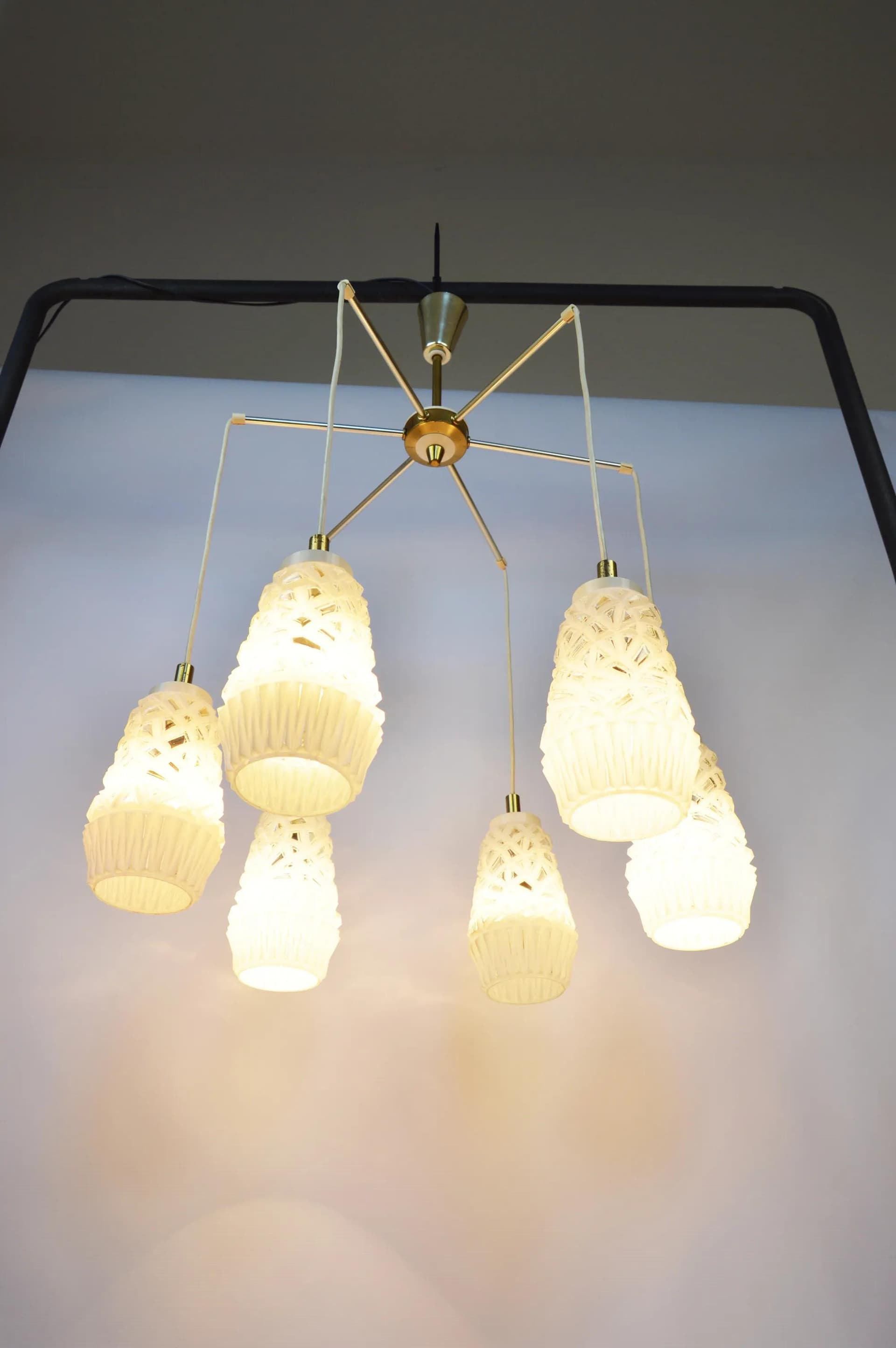 Lampa kaskadowa, szkło białe, metal, Polska, lata 70. - 86906