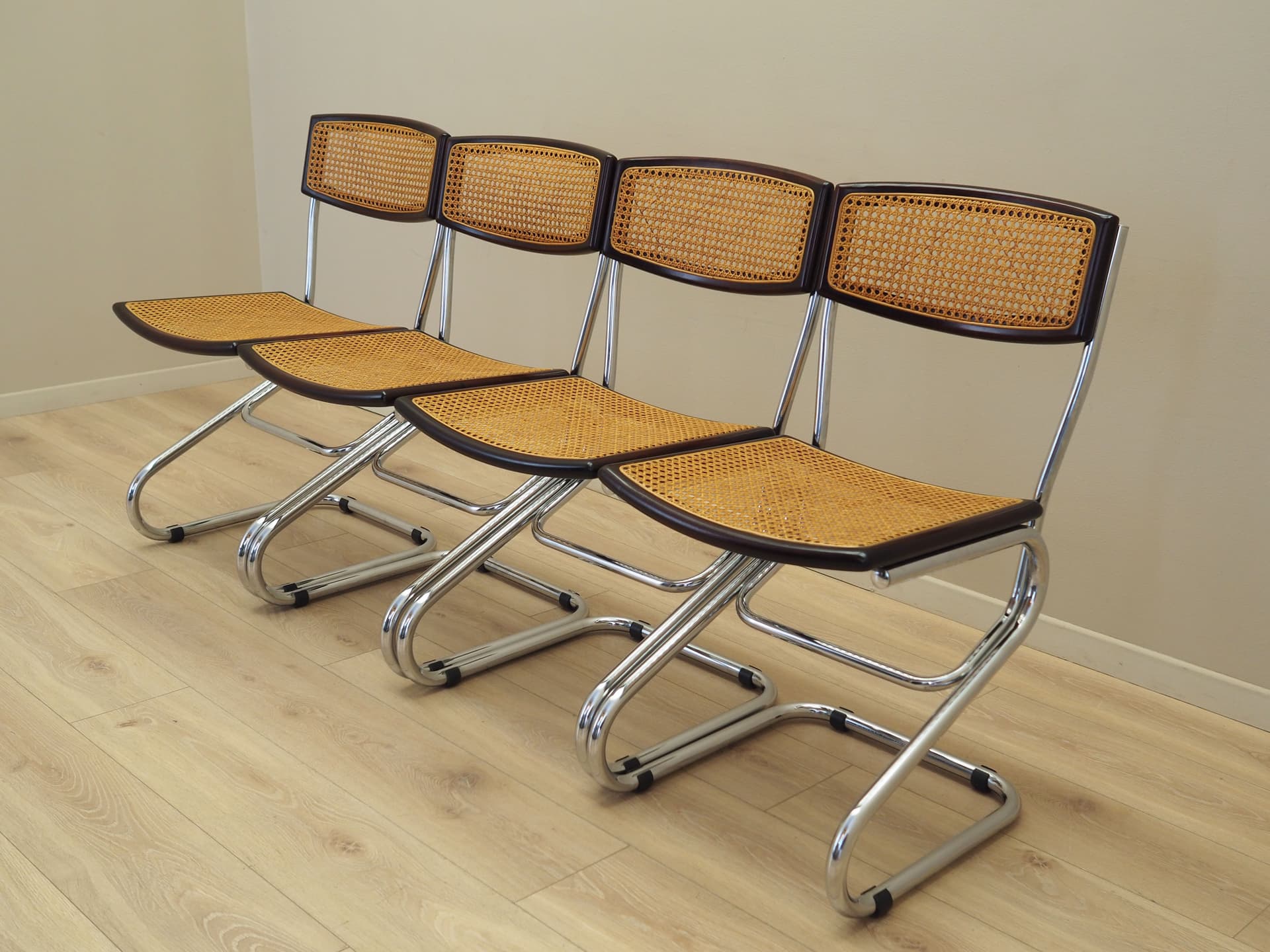 Zestaw czterech krzeseł Bauhaus, rattan brązowy, buk ciemny, metal chromowany, Włochy, lata 60. - 83306