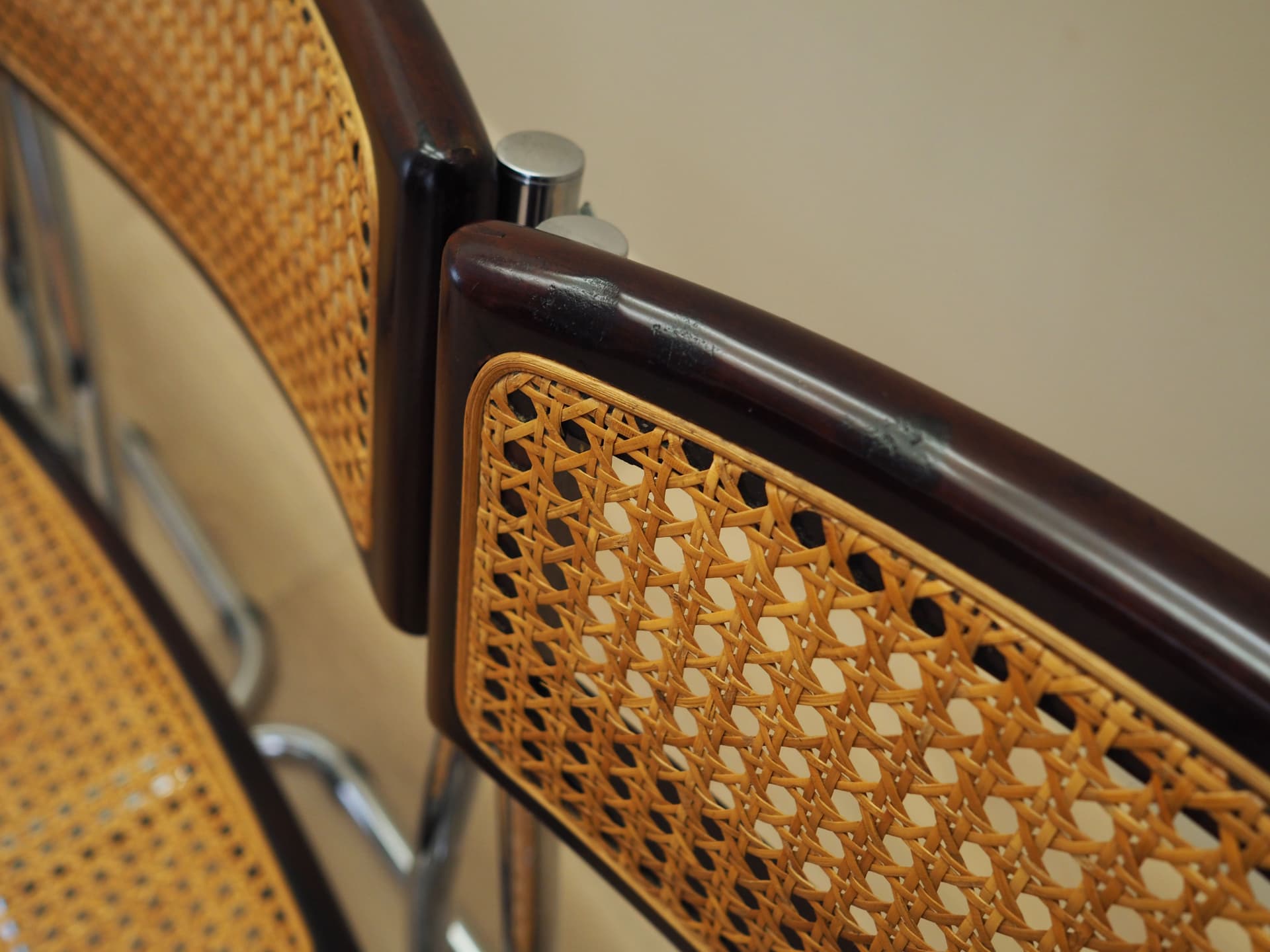 Zestaw czterech krzeseł Bauhaus, rattan brązowy, buk ciemny, metal chromowany, Włochy, lata 60. - 83307