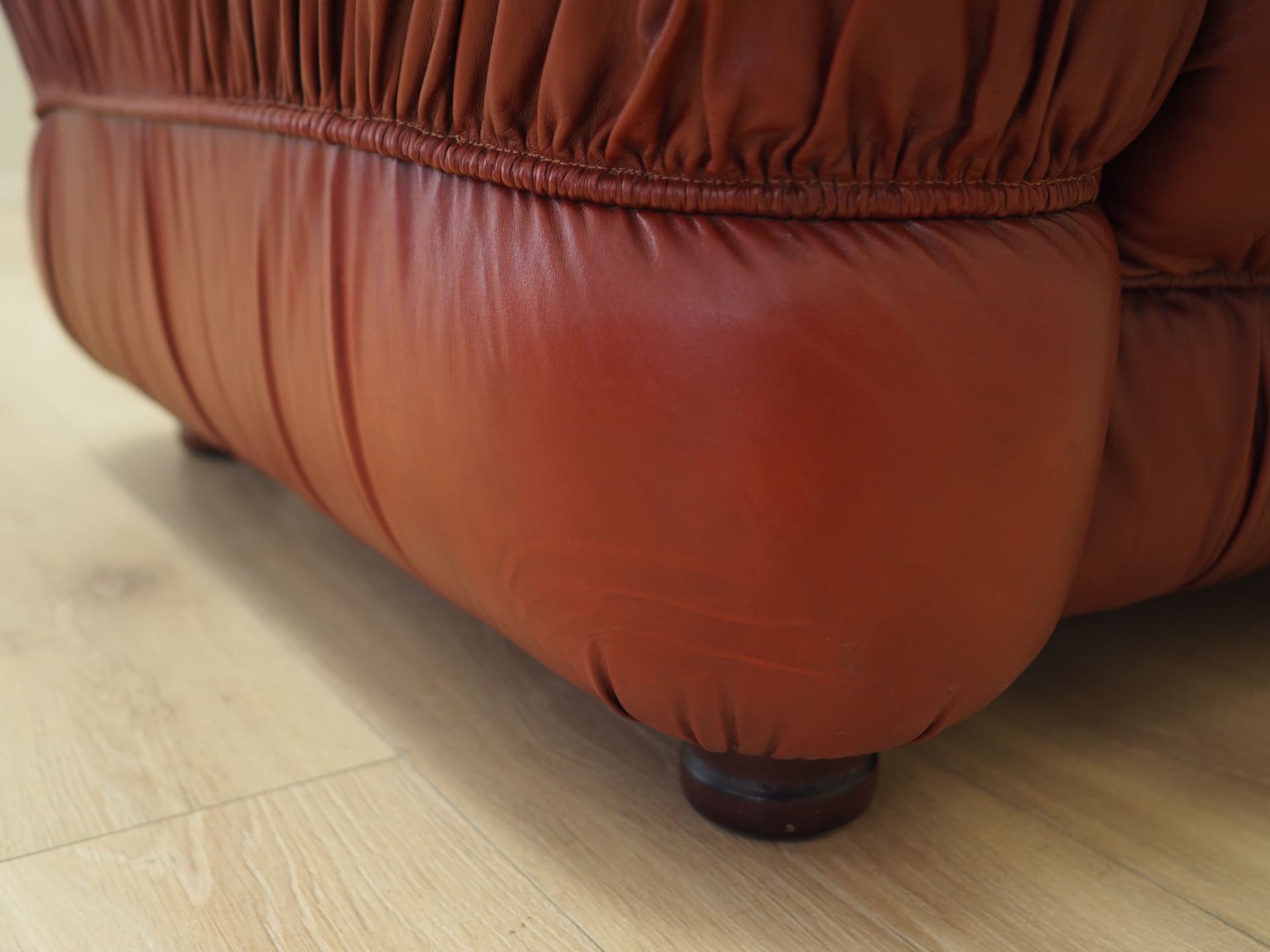 Fotel, bordo, skóra naturalna, Włochy, lata 70. - 83337