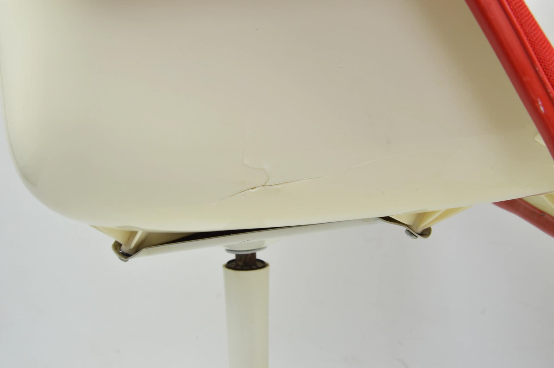 Para krzeseł, czerwony, tkanina, tworzywo sztuczne kremowy, proj. R. Day, Overman, Szwecja, lata 60. - 86855