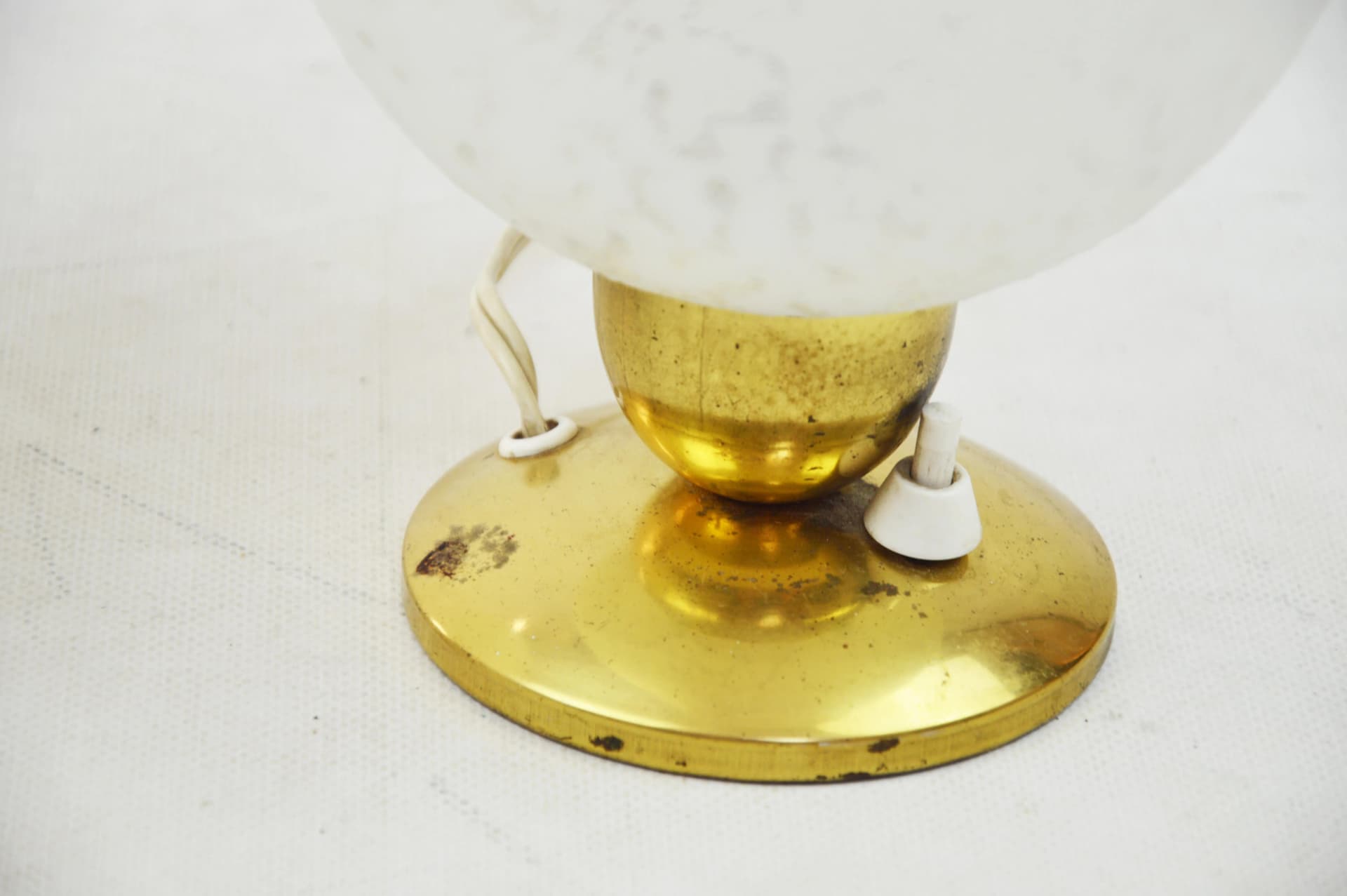 Para lampek nocnych, szkło białe, metal złoty, Polska, lata 60. - 86730