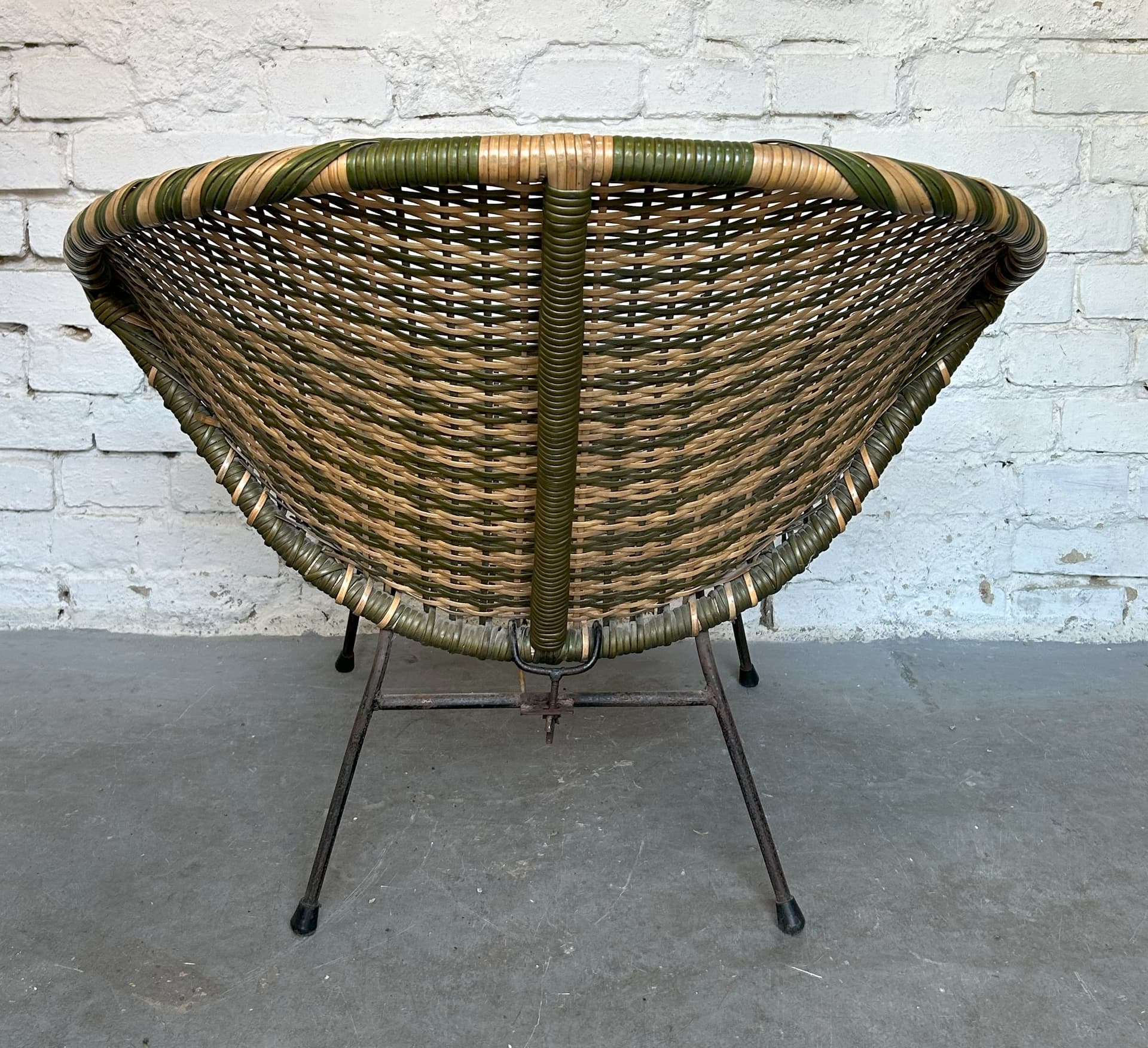 Fotel, oliwkowy beżowy, rattan winyl metal czarny, lata 50. - 6782