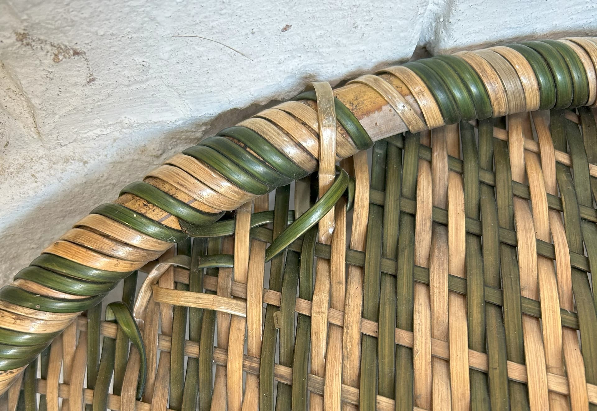 Fotel, oliwkowy beżowy, rattan winyl metal czarny, lata 50. - 6784