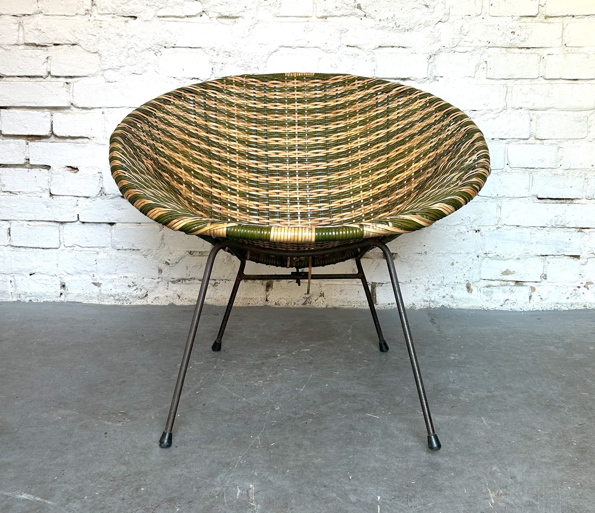 Fotel, oliwkowy beżowy, rattan winyl metal czarny, lata 50. - 6780