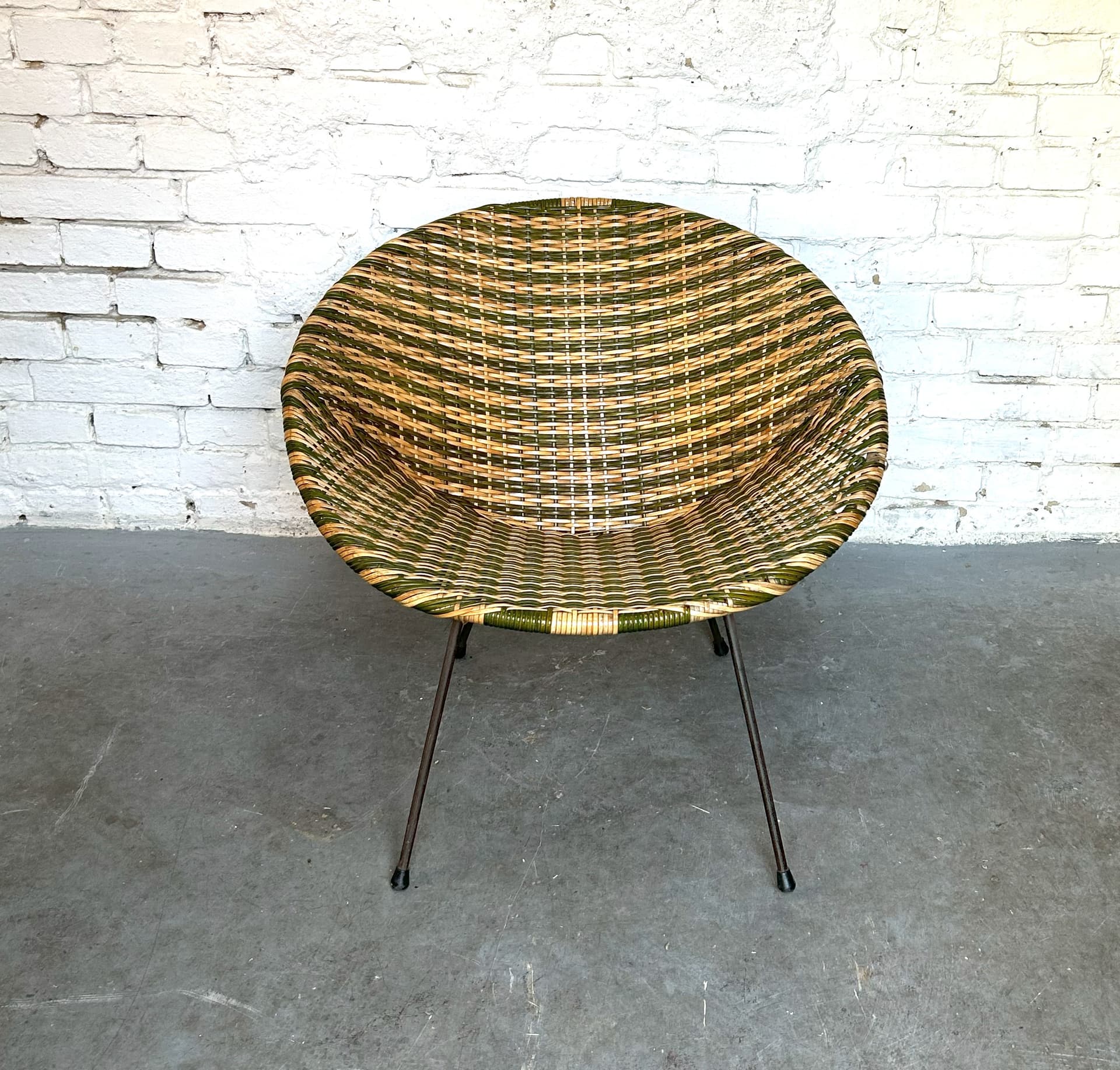 Fotel, oliwkowy beżowy, rattan winyl metal czarny, lata 50. - 6781