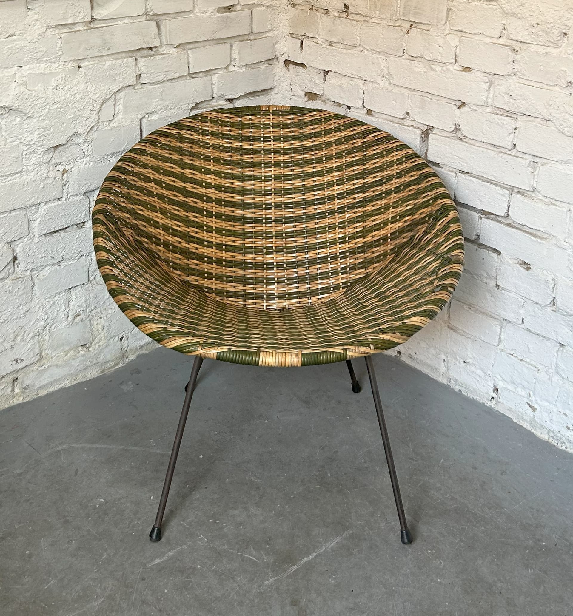 Fotel, oliwkowy beżowy, rattan winyl metal czarny, lata 50. - 6779